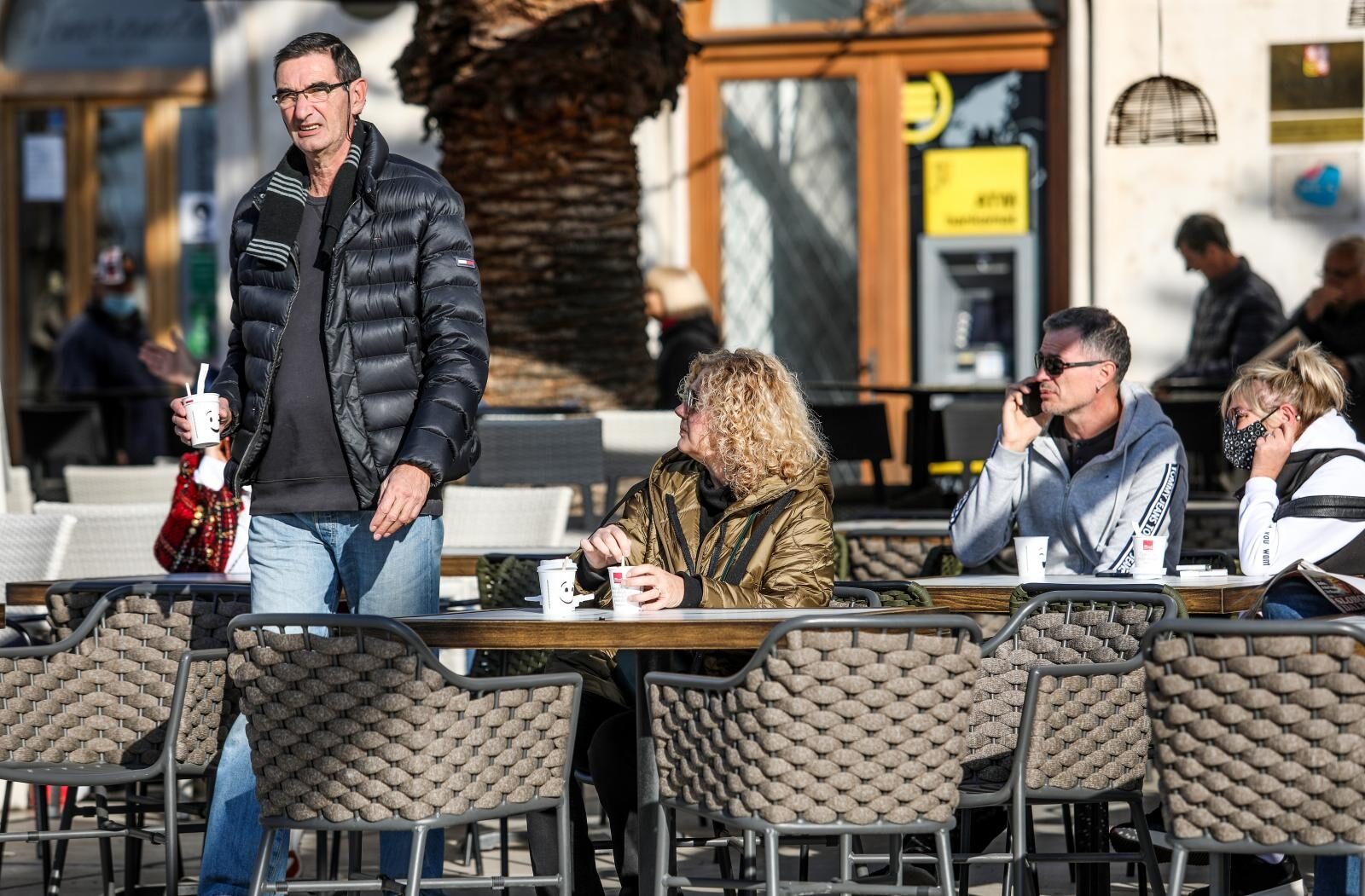 Split: Građani s kavom za van sjeli na terase zatvorenih lokala i uživali na suncu