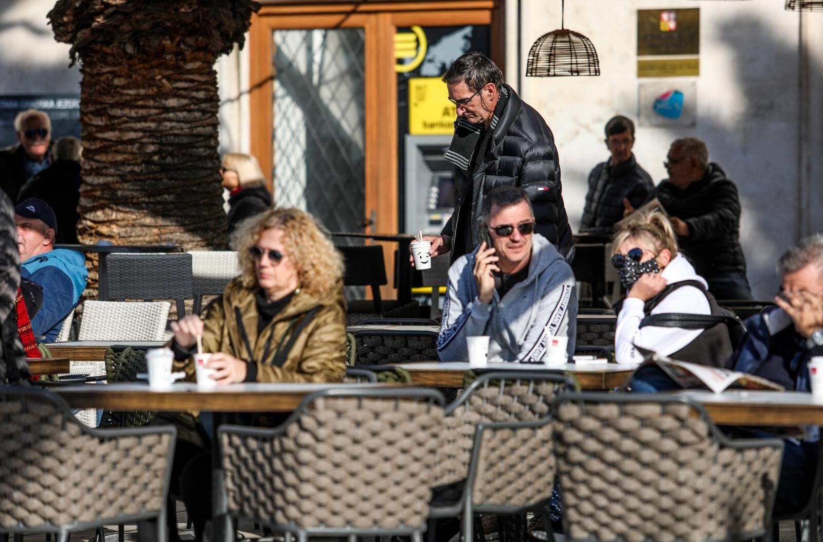 Split: Građani s kavom za van sjeli na terase zatvorenih lokala i uživali na suncu