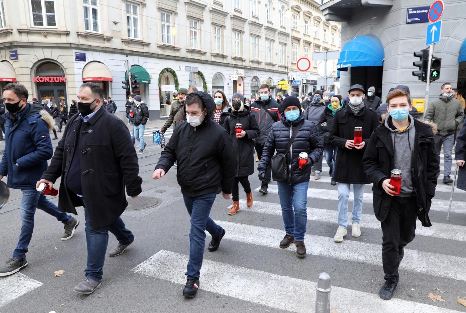 Zagreb: Ugostitelji nezadovoljni novim mjerama s lampašima u rukama krenuli ispred Ministarstva financija