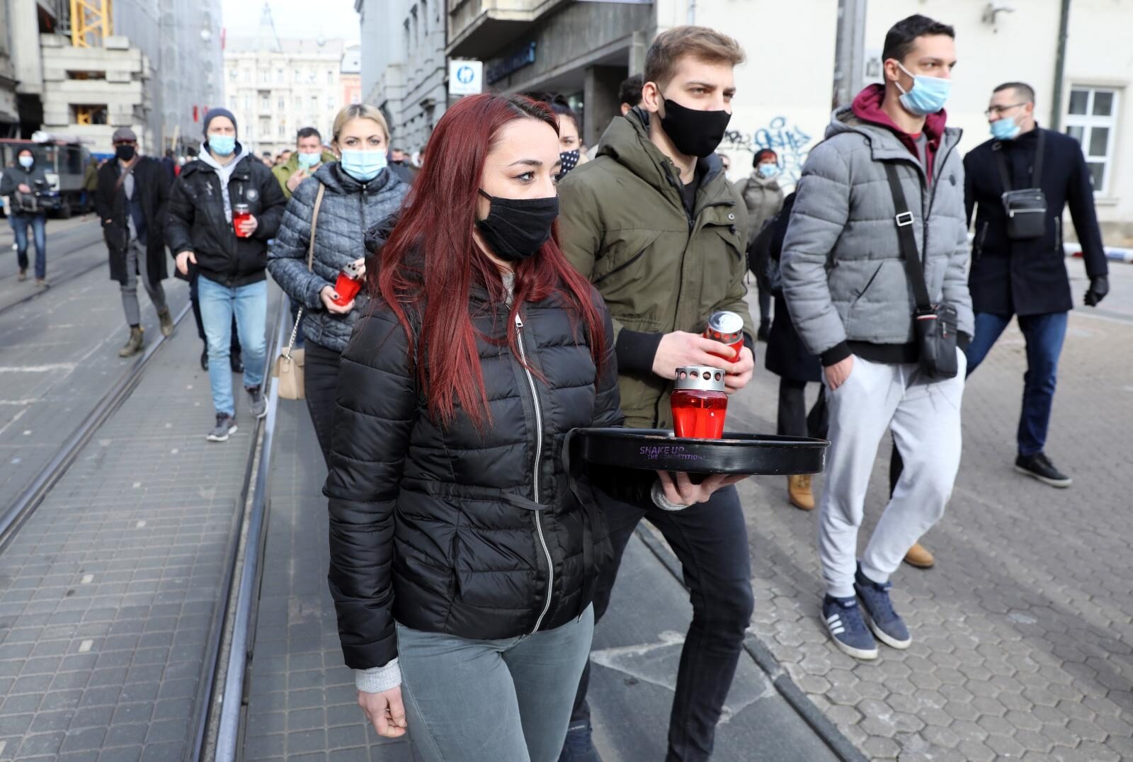 Zagreb: Ugostitelji nezadovoljni novim mjerama s lampašima u rukama krenuli ispred Ministarstva financija