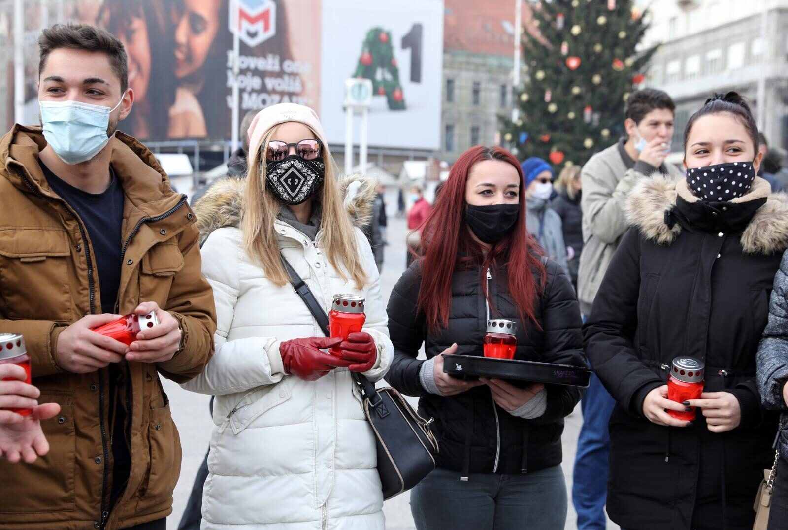 Zagreb: Ugostitelji nezadovoljni novim mjerama s lampašima u rukama krenuli ispred Ministarstva financija