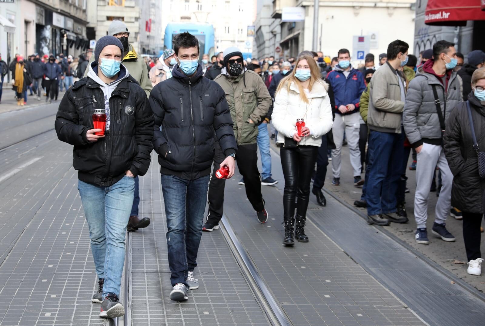 Zagreb: Ugostitelji nezadovoljni novim mjerama s lampašima u rukama krenuli ispred Ministarstva financija