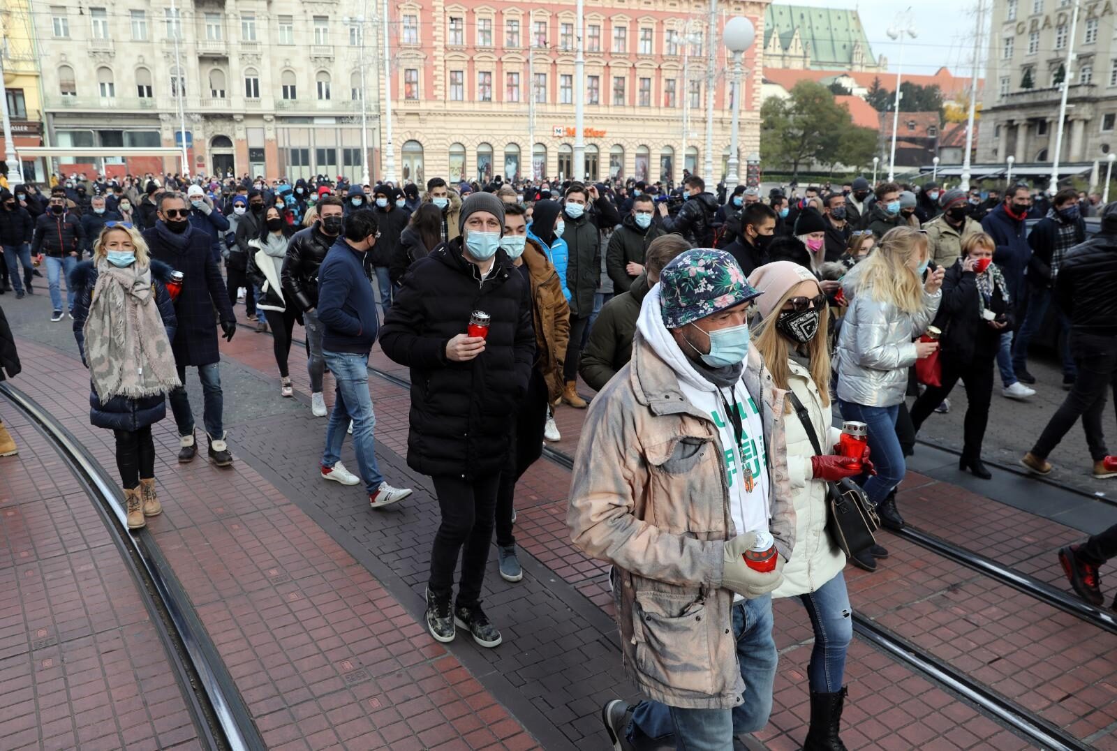 Zagreb: Ugostitelji nezadovoljni novim mjerama s lampašima u rukama krenuli ispred Ministarstva financija