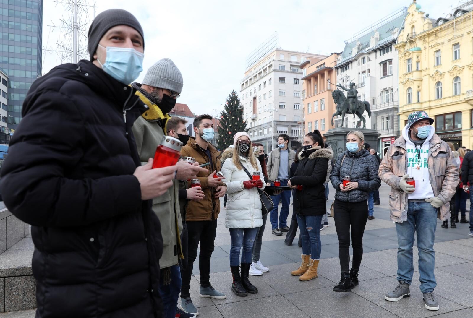 Zagreb: Ugostitelji nezadovoljni novim mjerama s lampašima u rukama krenuli ispred Ministarstva financija