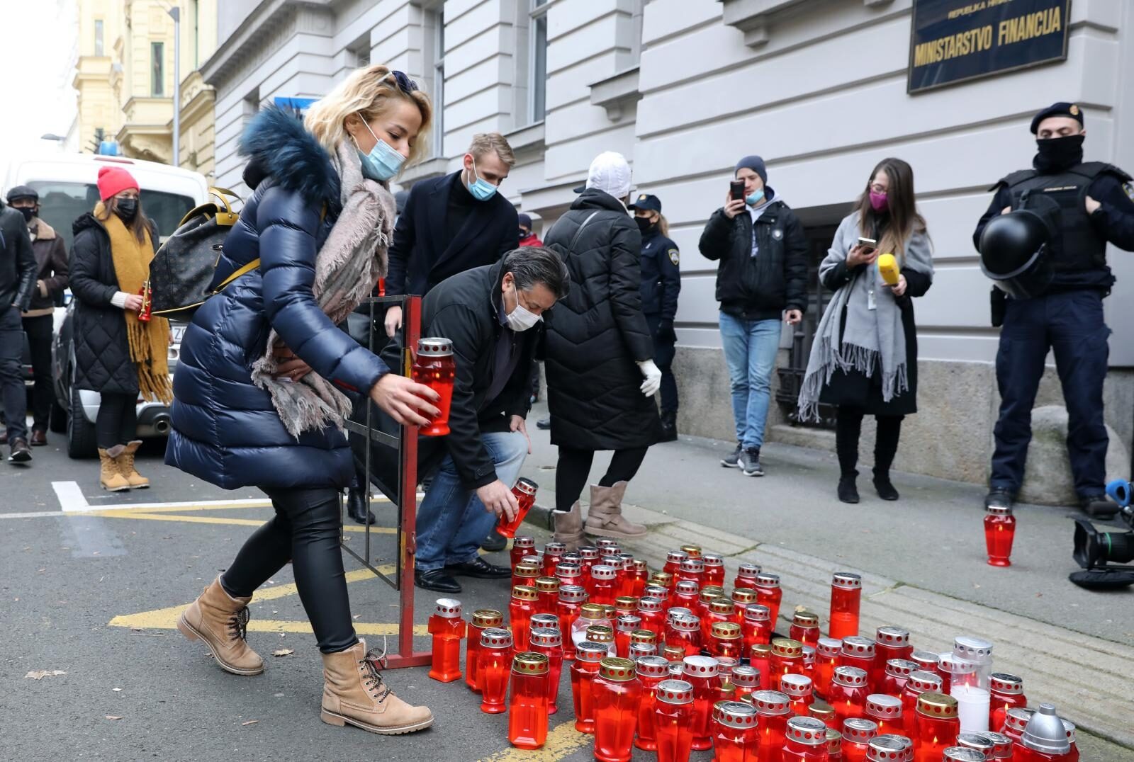 Zagreb: Ugostitelji nezadovoljni novim mjerama s lampašima u rukama krenuli ispred Ministarstva financija