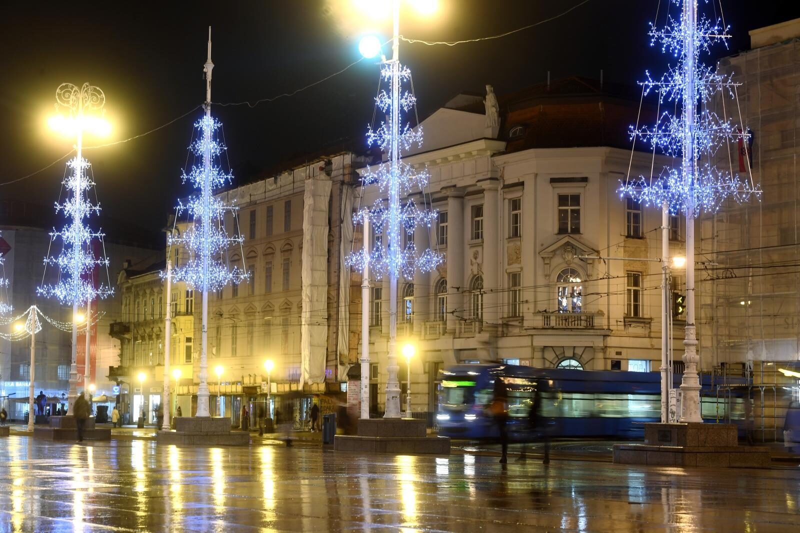 Advent u Zagrebu kakav nikada nije bio - ukrašene i puste ulice