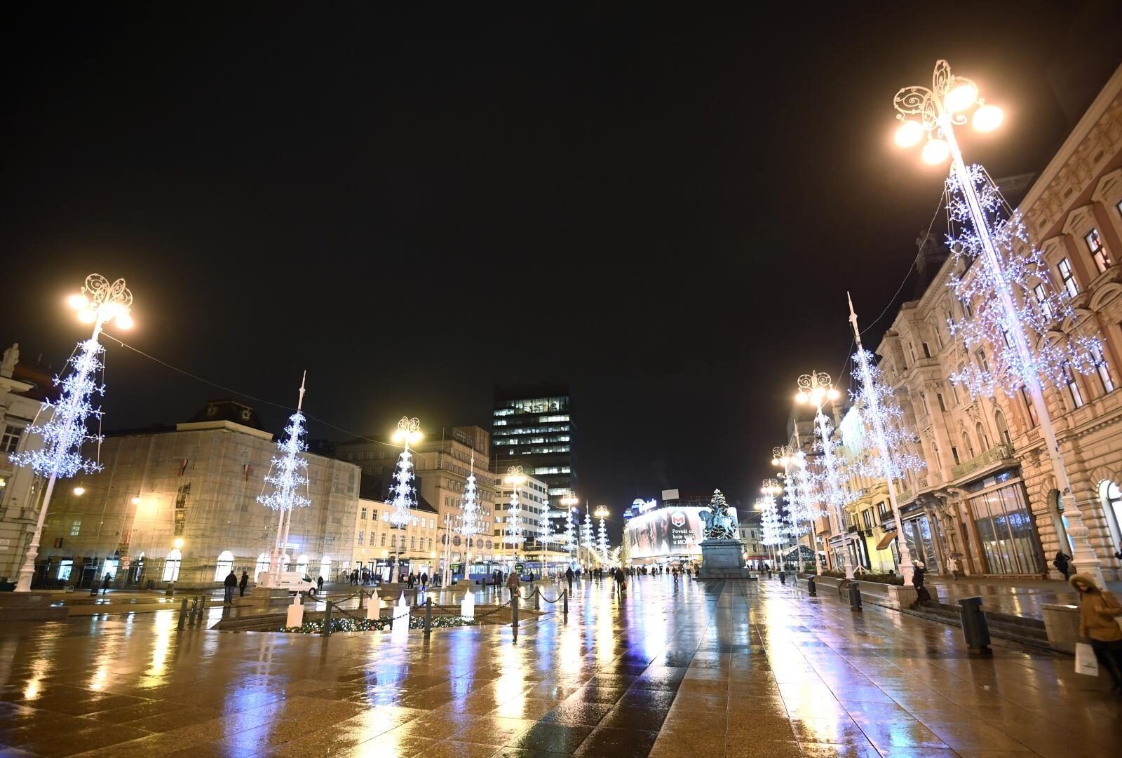 Advent u Zagrebu kakav nikada nije bio - ukrašene i puste ulice