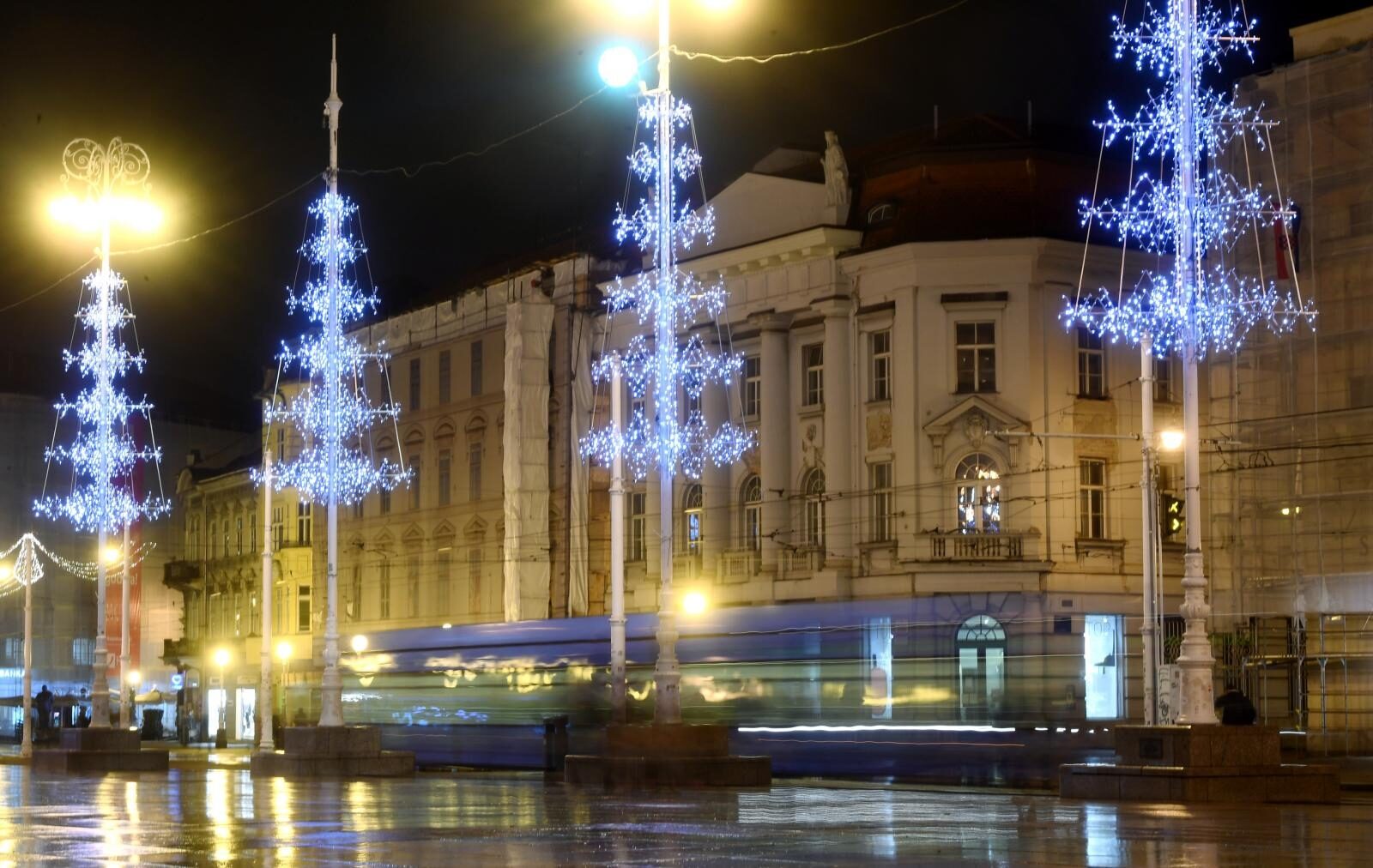 Advent u Zagrebu kakav nikada nije bio - ukrašene i puste ulice