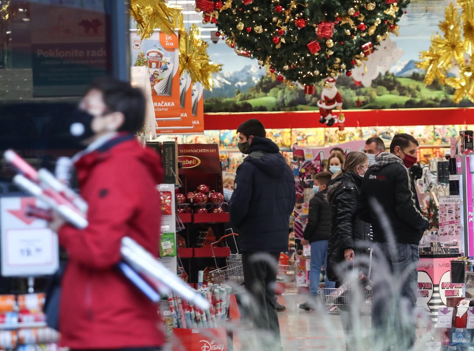 Blagdanske kupovine stvaraju ogromne gužve zbog novih mjera stožera