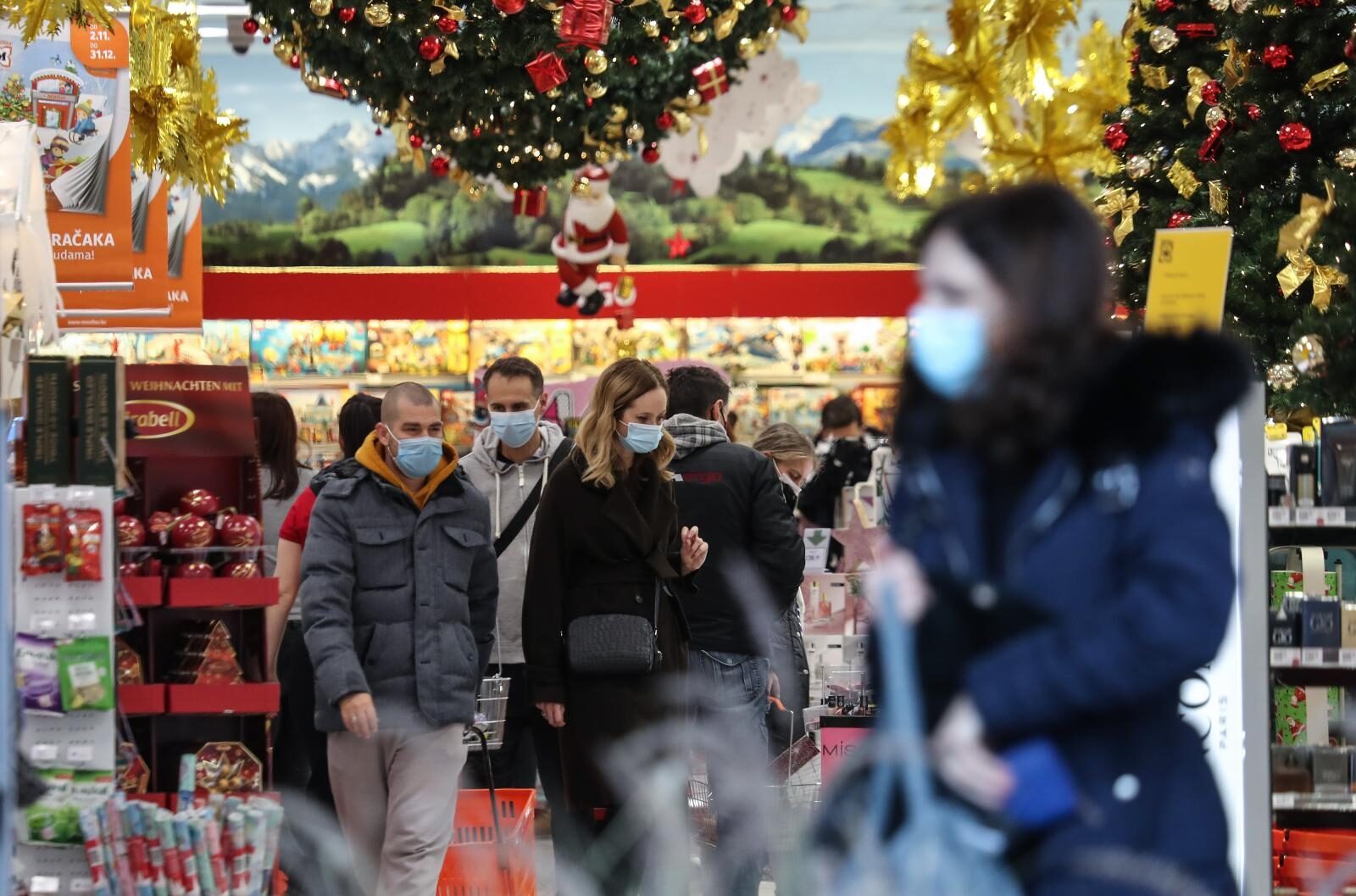Blagdanske kupovine stvaraju ogromne gužve zbog novih mjera stožera