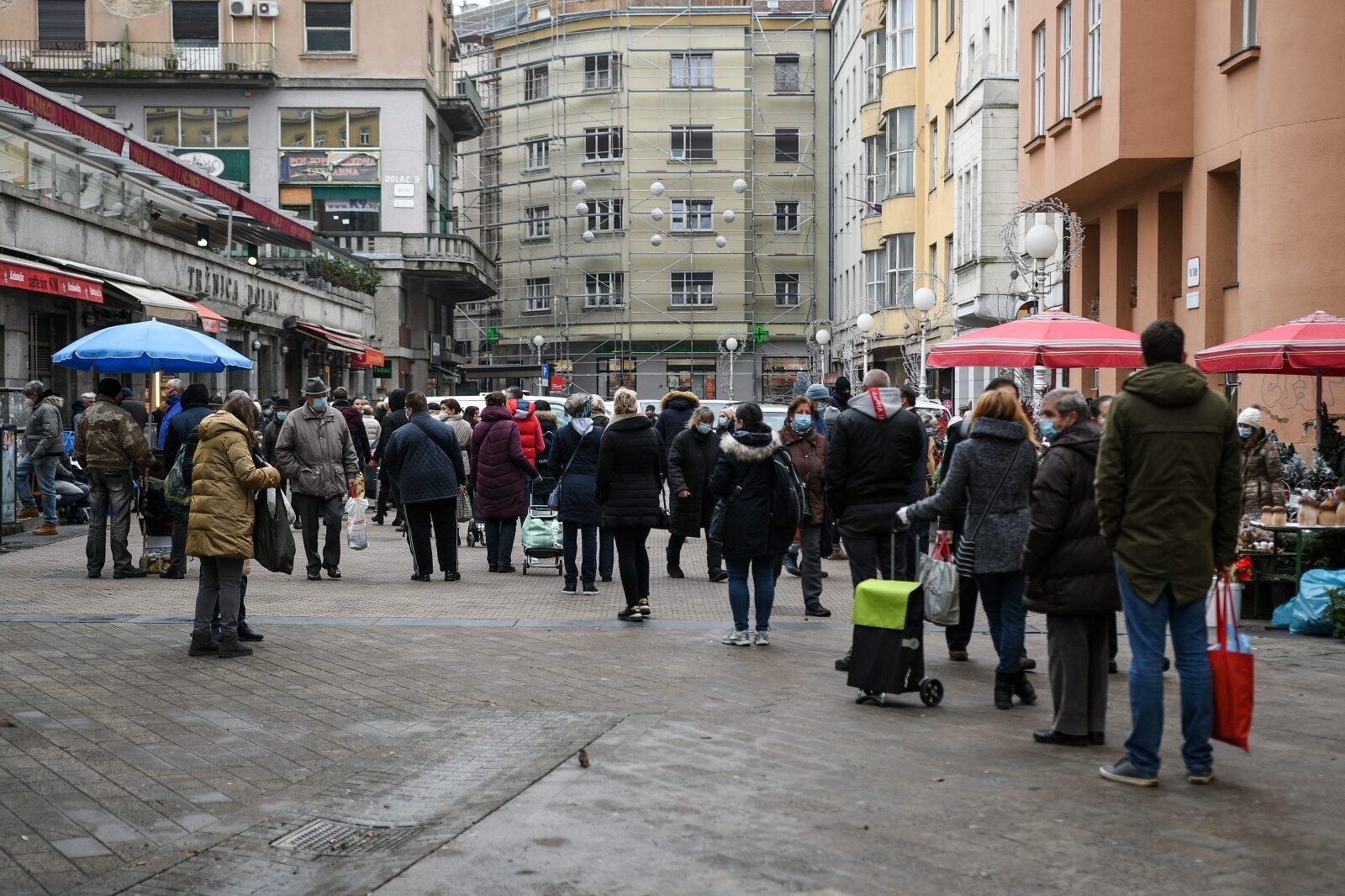 Zagreb: Zbog novih mjera veliki redovi na tržnici Dolac