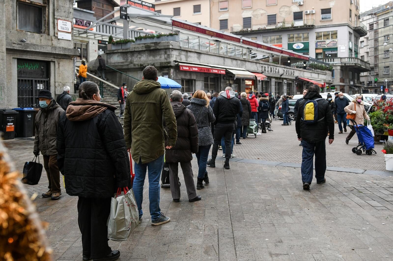 Zagreb: Zbog novih mjera veliki redovi na tržnici Dolac