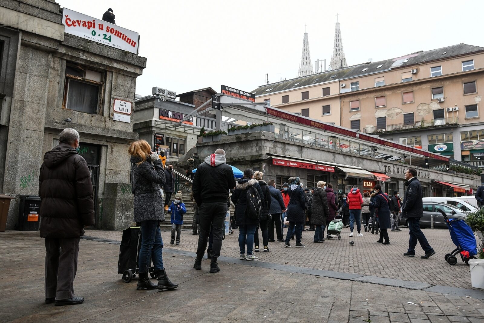 Zagreb: Zbog novih mjera veliki redovi na tržnici Dolac