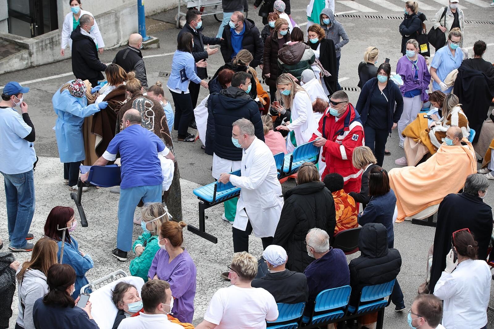 Zagreb: Osoblje i pacijenti bolnice na Svetom duhu nakon potresa izašli ispred bolnice