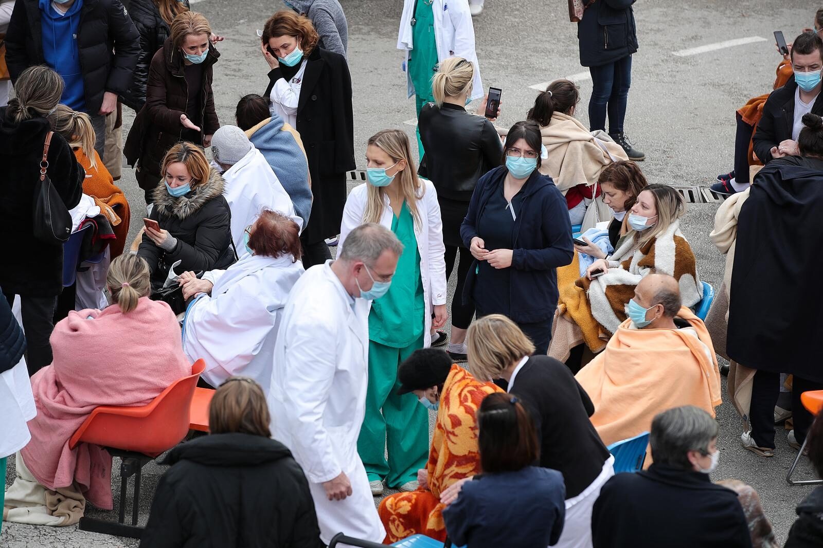 Zagreb: Osoblje i pacijenti bolnice na Svetom duhu nakon potresa izašli ispred bolnice
