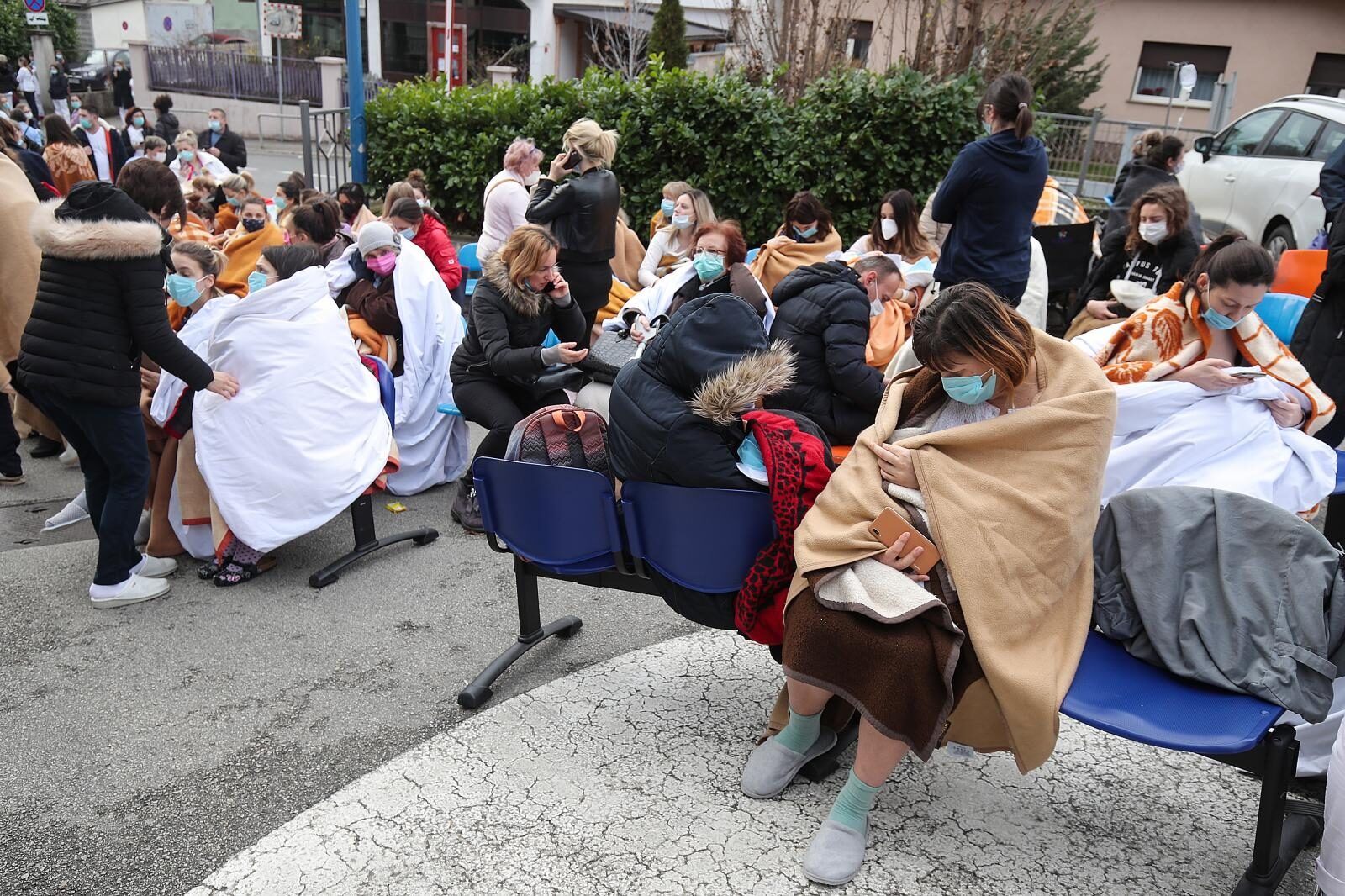 Zagreb: Osoblje i pacijenti bolnice na Svetom duhu nakon potresa izašli ispred bolnice
