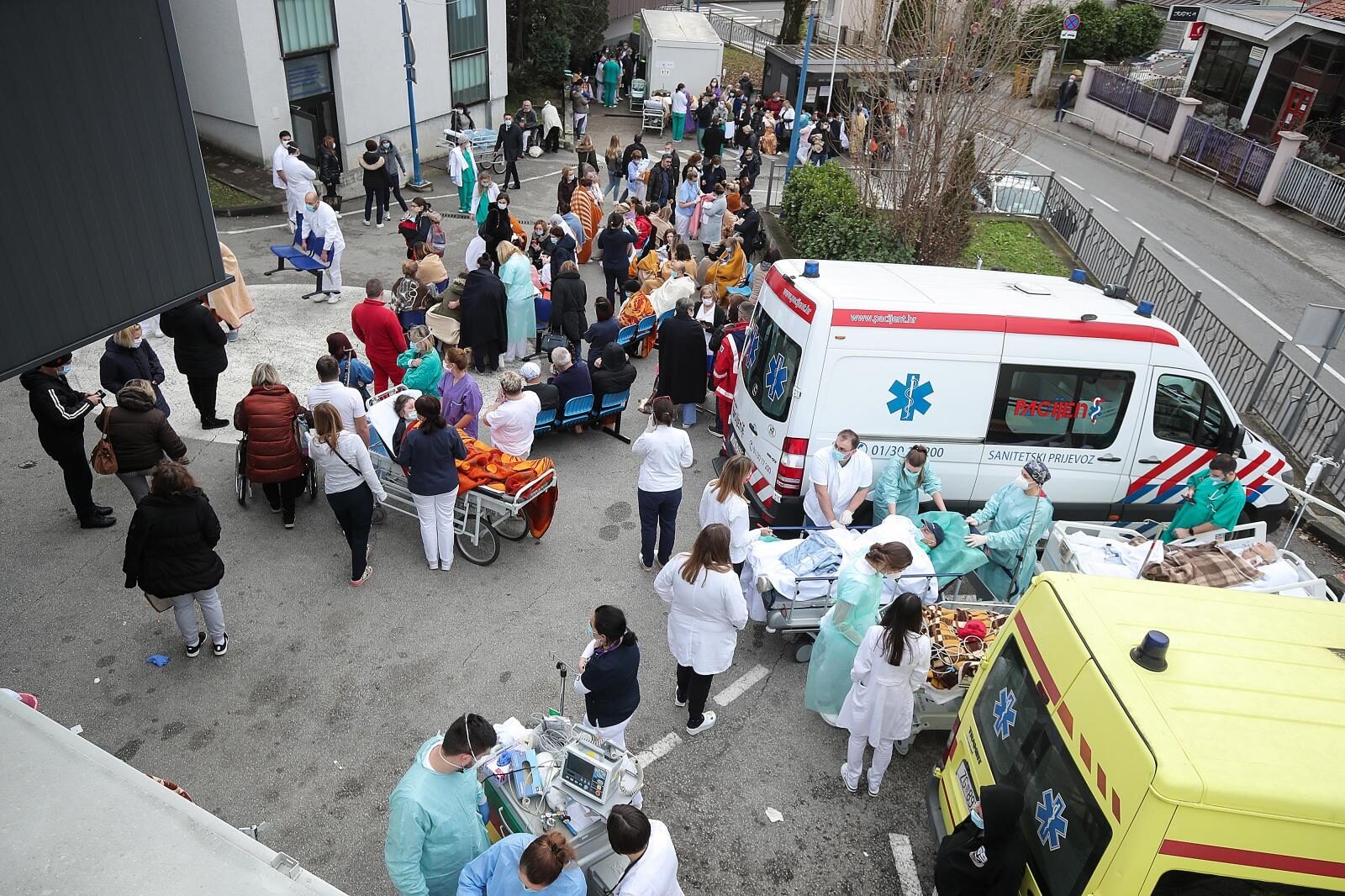 Zagreb: Osoblje i pacijenti bolnice na Svetom duhu nakon potresa izašli ispred bolnice
