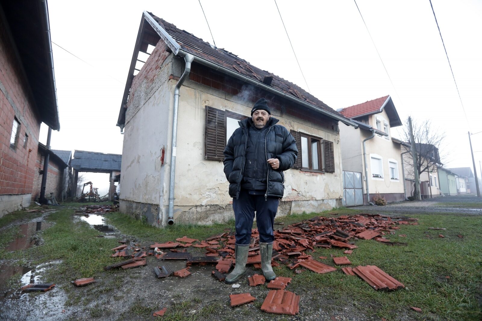 Građani u predgrađu Gline zbog straha od novih potresa cijelu noć proveli u šatoru ispred kuće