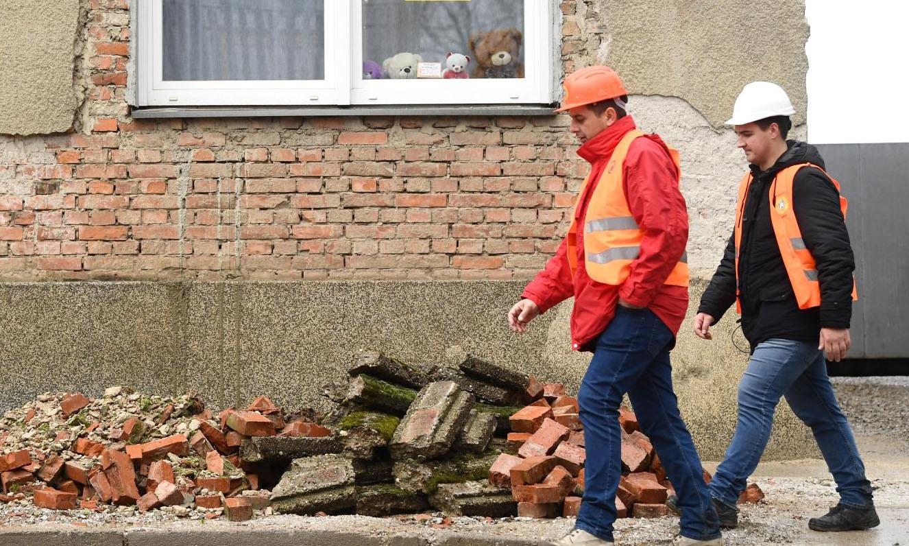 Petrinja: Poruka zahvale na prozoru obiteljske kuće