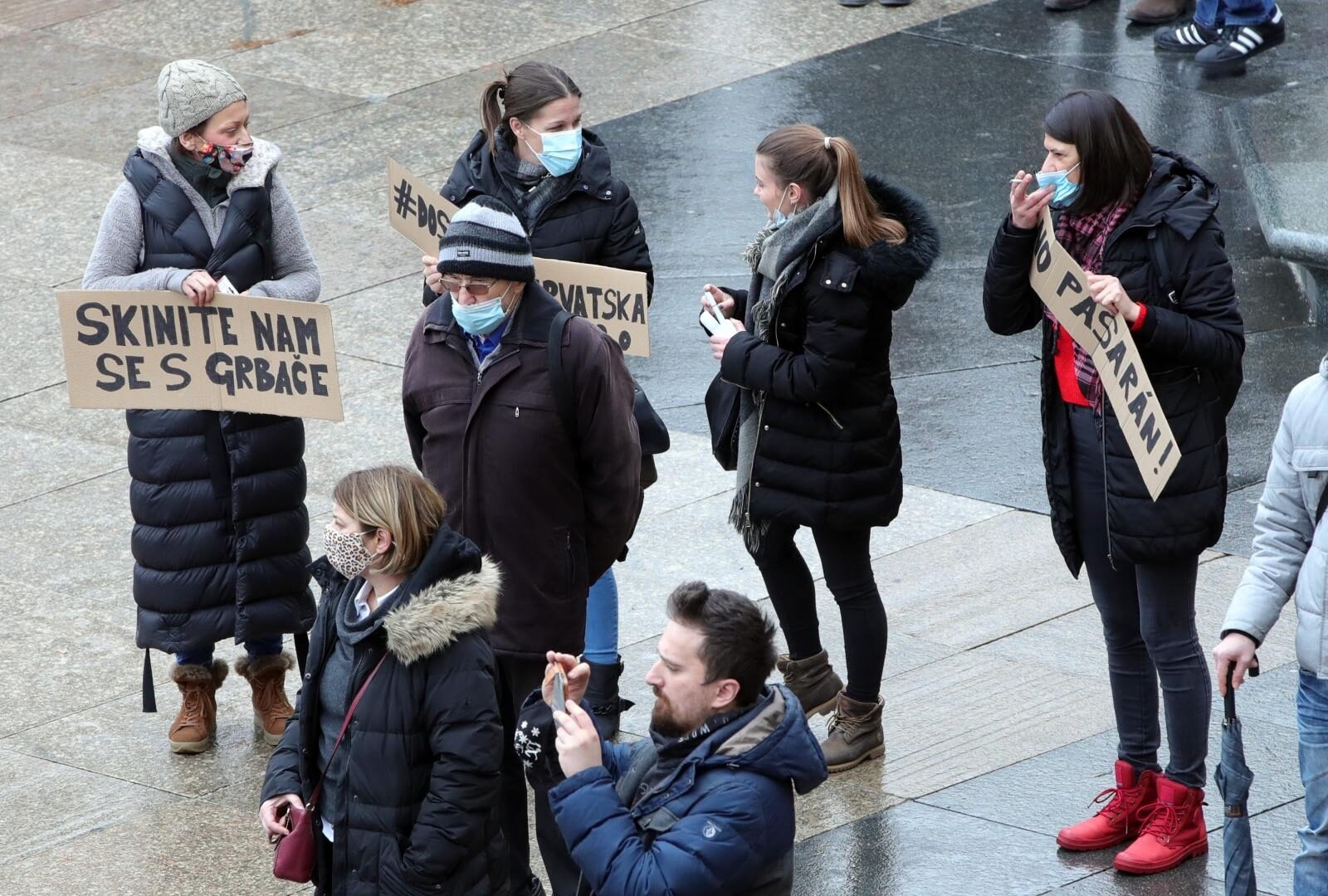 Zagreb: Pogled na glavni Trg i mnoštvo okupljenih na prosvjedu protiv ekonomskih mjera