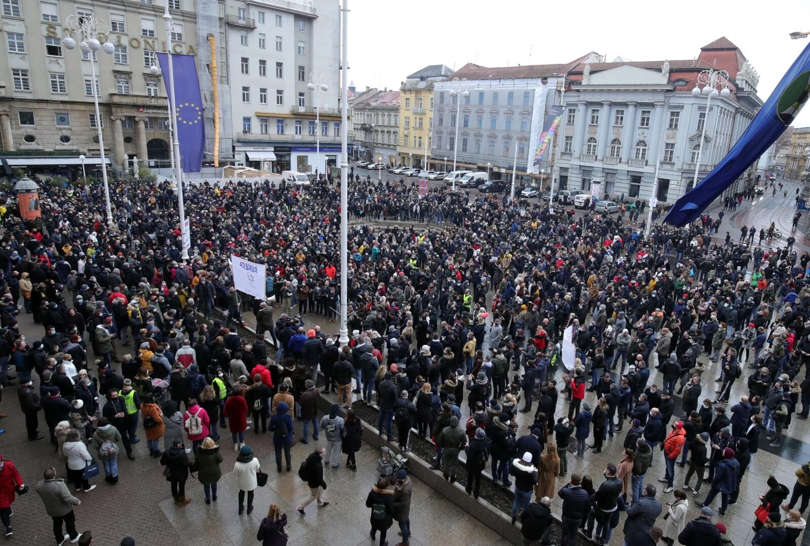 Zagreb: Pogled na glavni Trg i mnoštvo okupljenih na prosvjedu protiv ekonomskih mjera