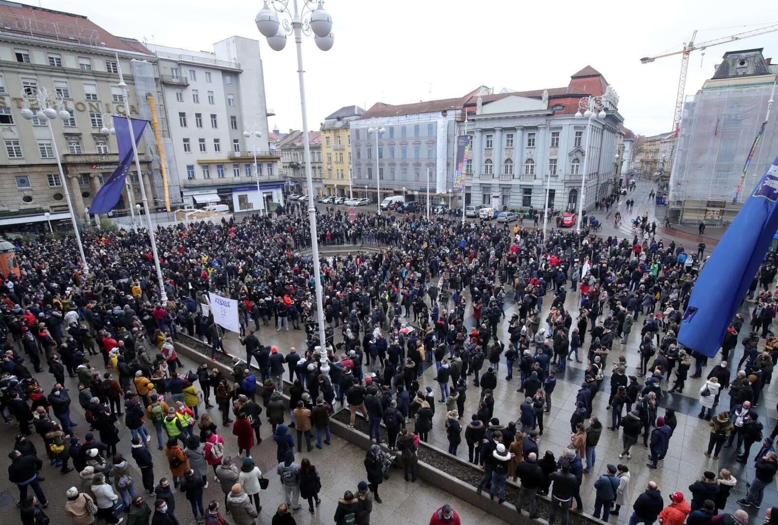 Zagreb: Pogled na glavni Trg i mnoštvo okupljenih na prosvjedu protiv ekonomskih mjera