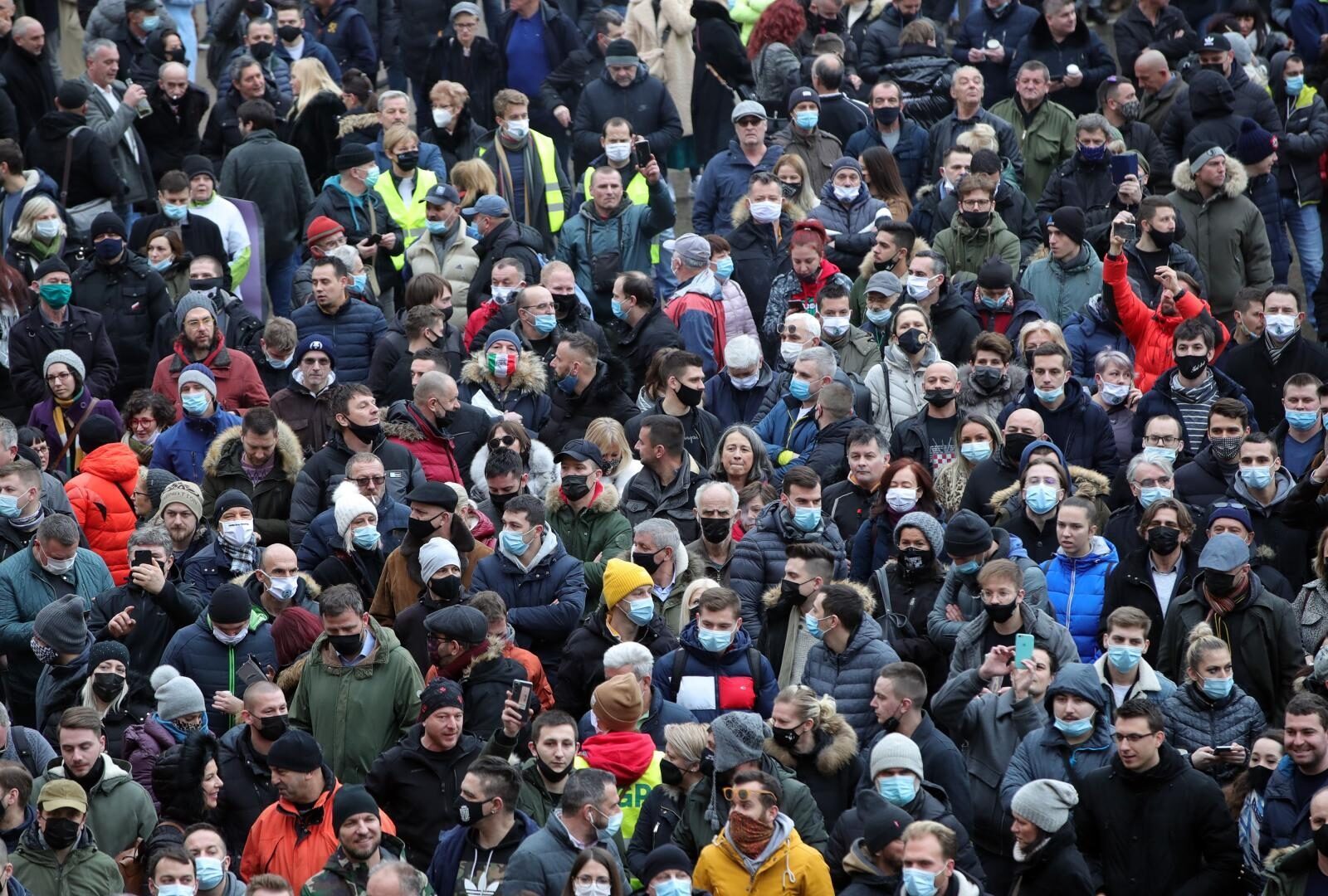 Zagreb: Pogled na glavni Trg i mnoštvo okupljenih na prosvjedu protiv ekonomskih mjera