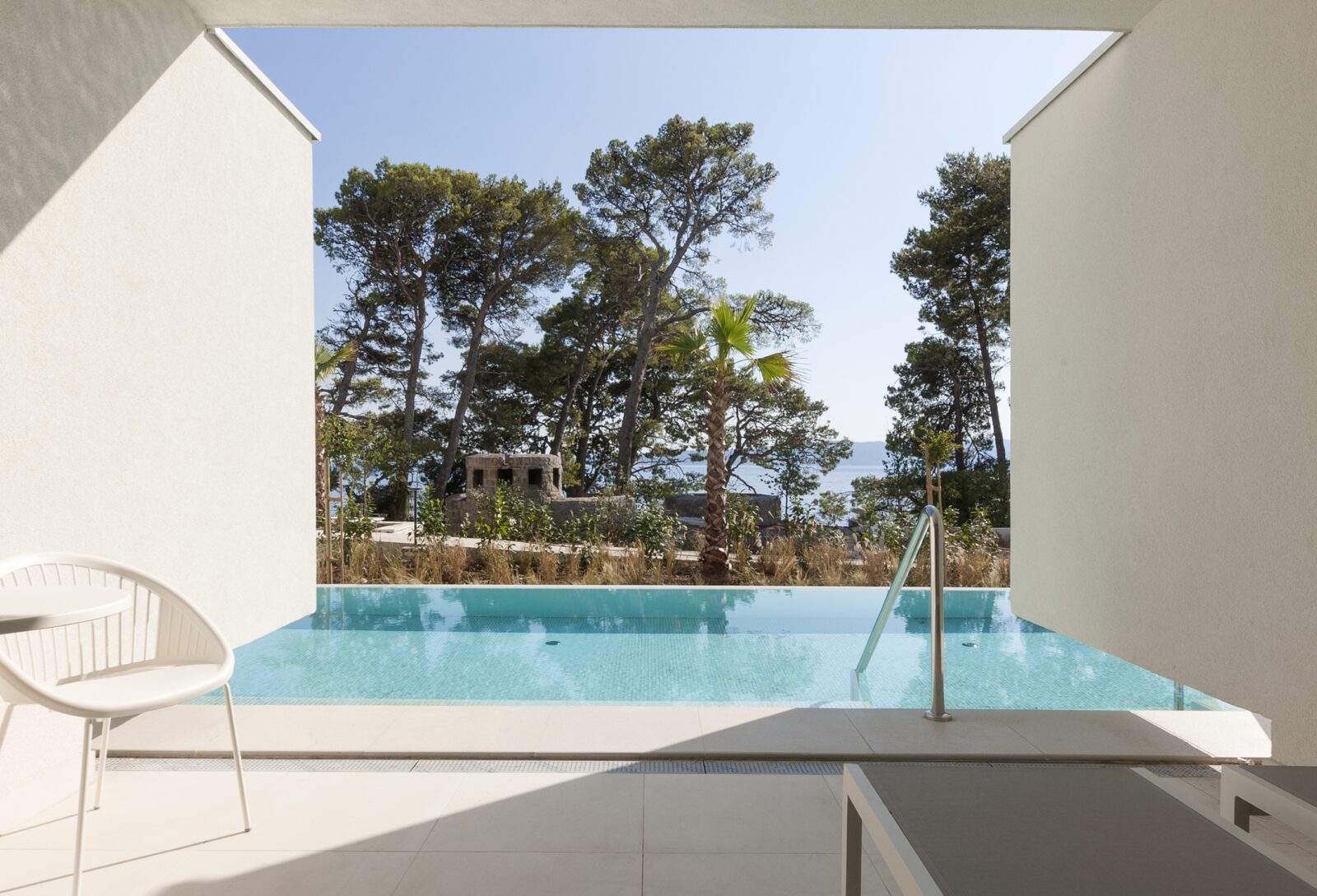Hotel_Berulia - Deluxe_Double_Room_Swim-Up_Pool (3)