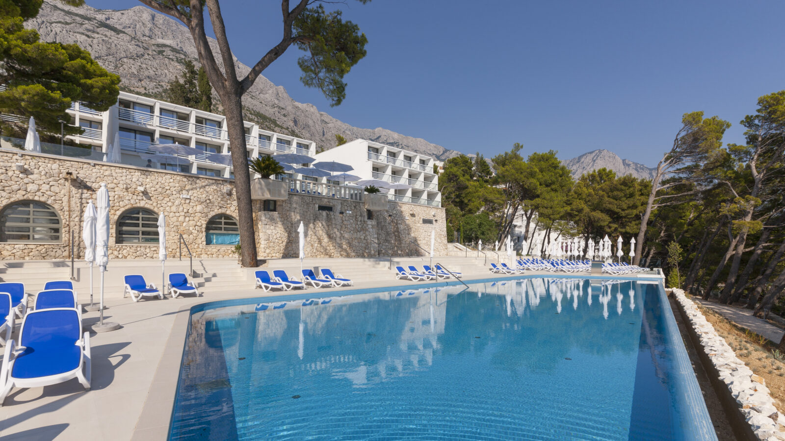 Hotel_Berulia - Swimming_Pool (1)