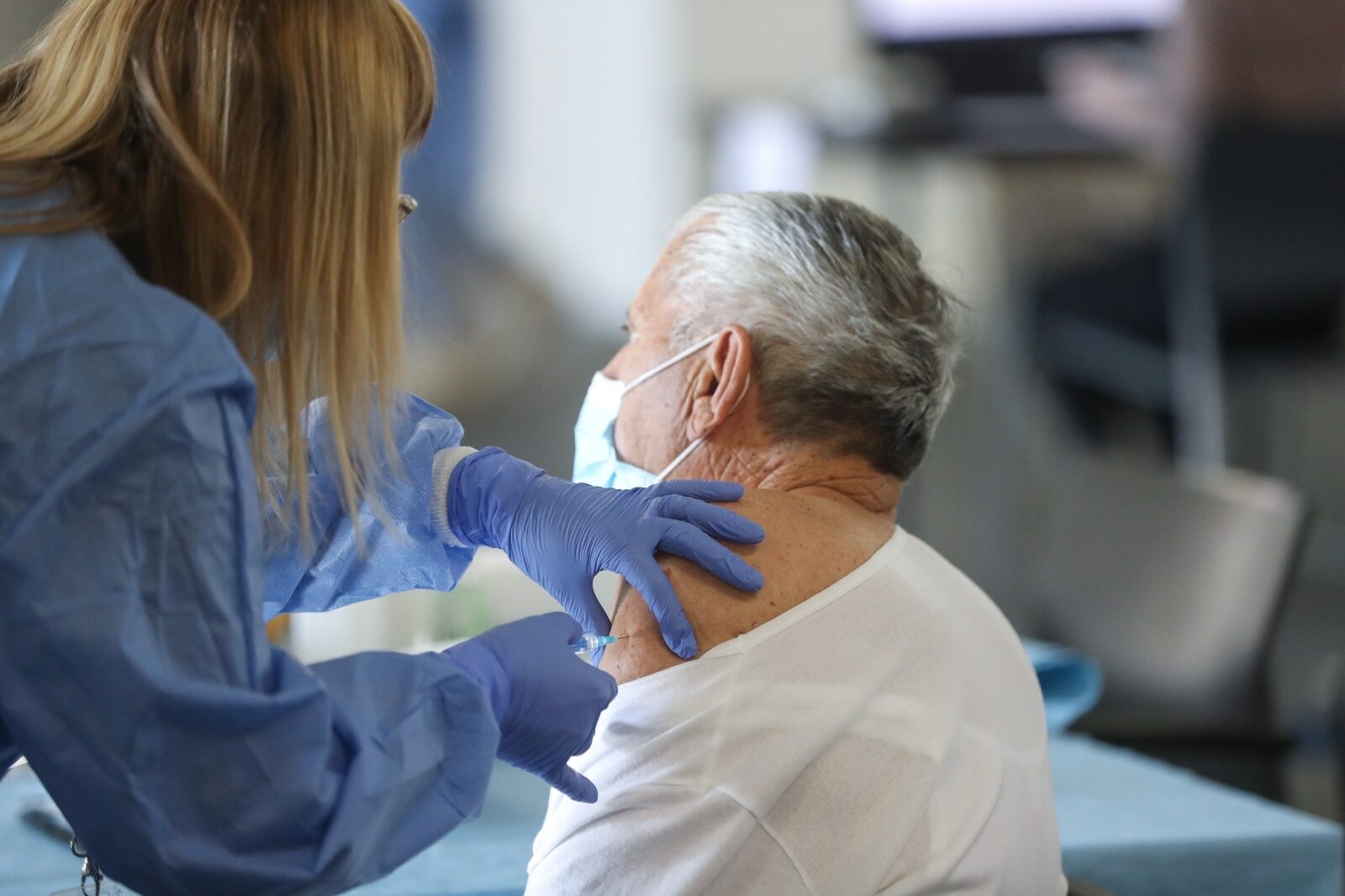 Na Zagrebačkom velesajmu počelo masovno cijepljenje građana protiv covida-19