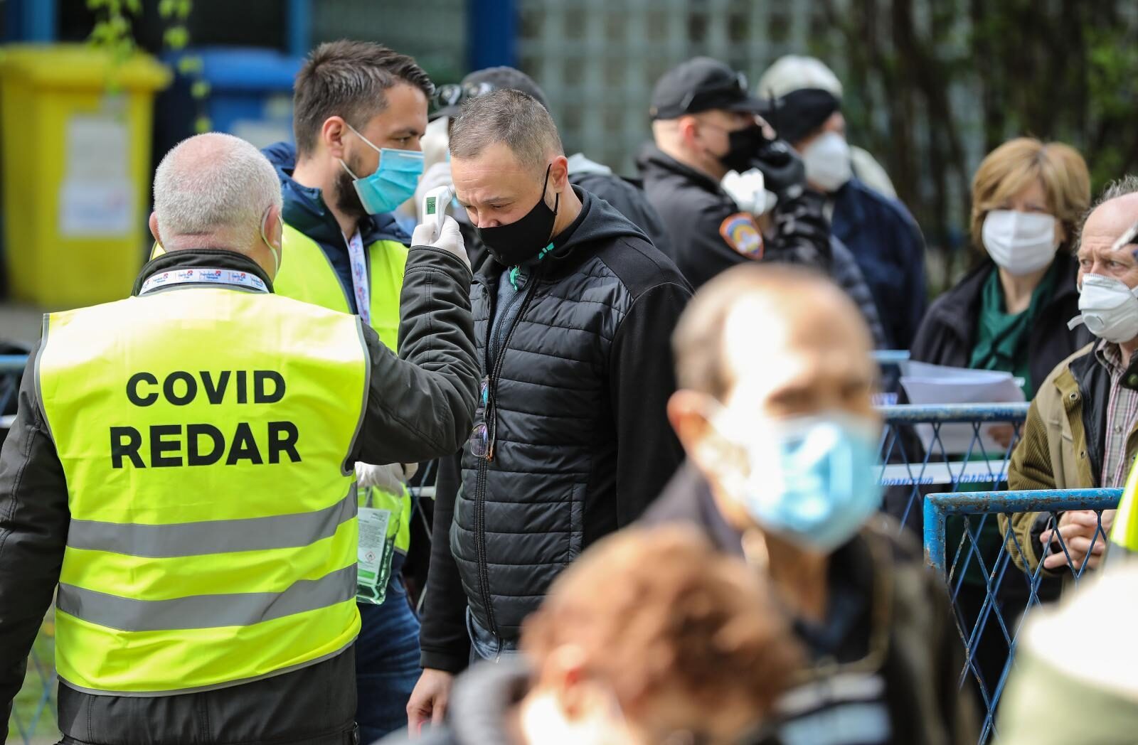 Velike gužve za cijepljenje protiv covida-19 na Zagrebačkom velesajmu