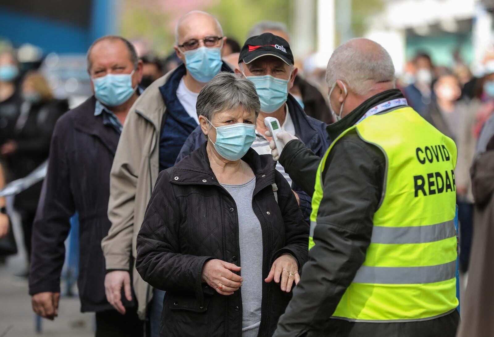Velike gužve za cijepljenje protiv covida-19 na Zagrebačkom velesajmu