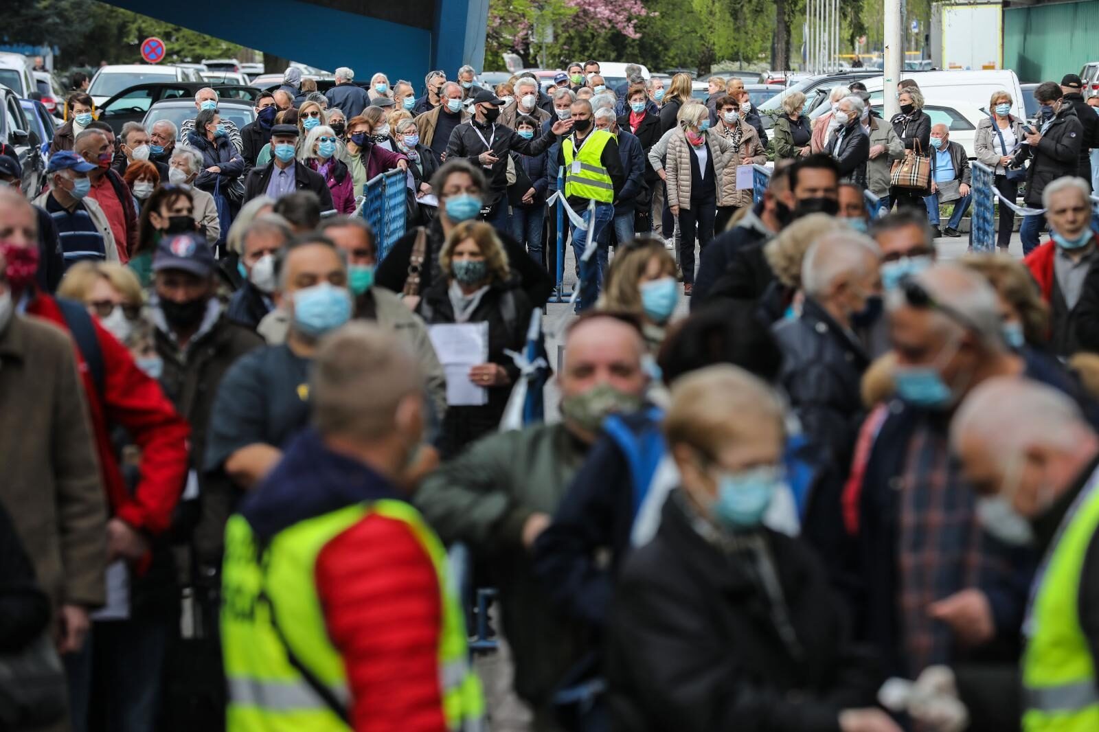 Velike gužve za cijepljenje protiv covida-19 na Zagrebačkom velesajmu