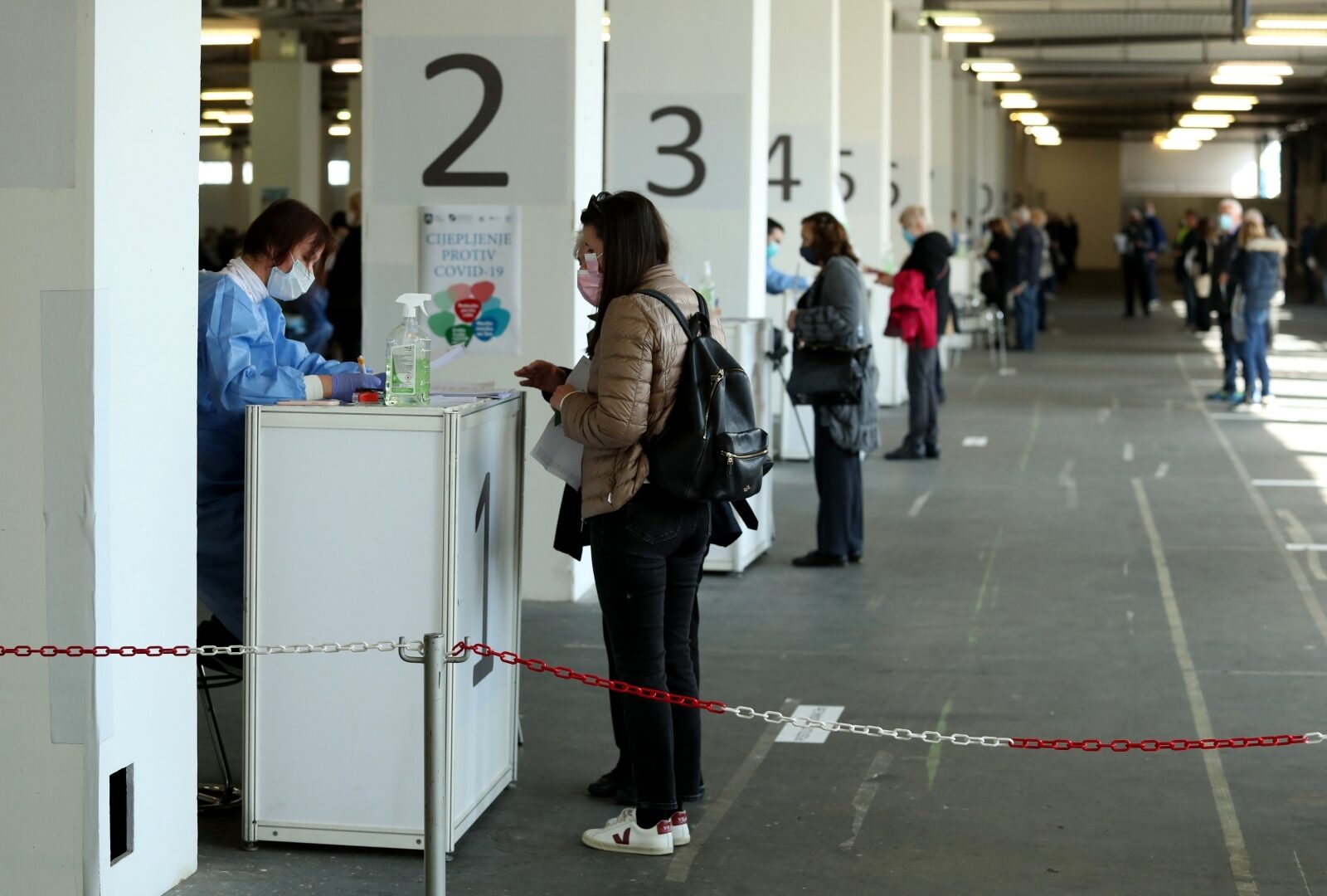 Zagreb: I dalje su velike gužve na Velesajmu zbog masovnog cijepljenja protiv COVID-a