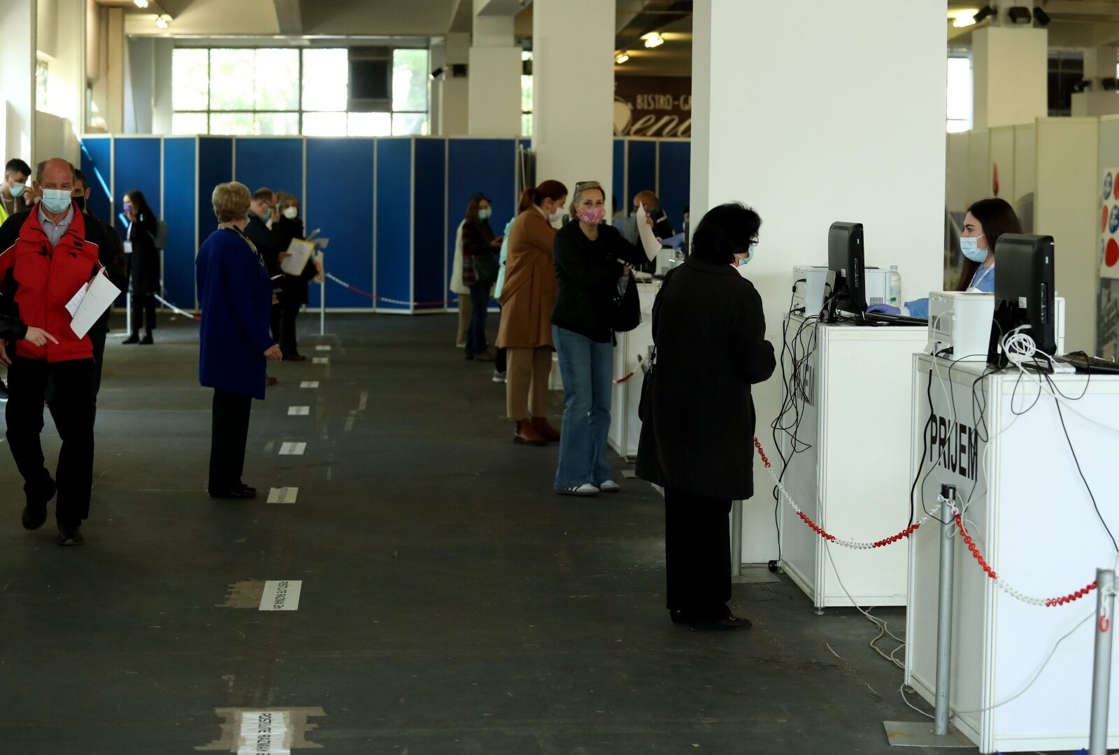 Zagreb: I dalje su velike gužve na Velesajmu zbog masovnog cijepljenja protiv COVID-a