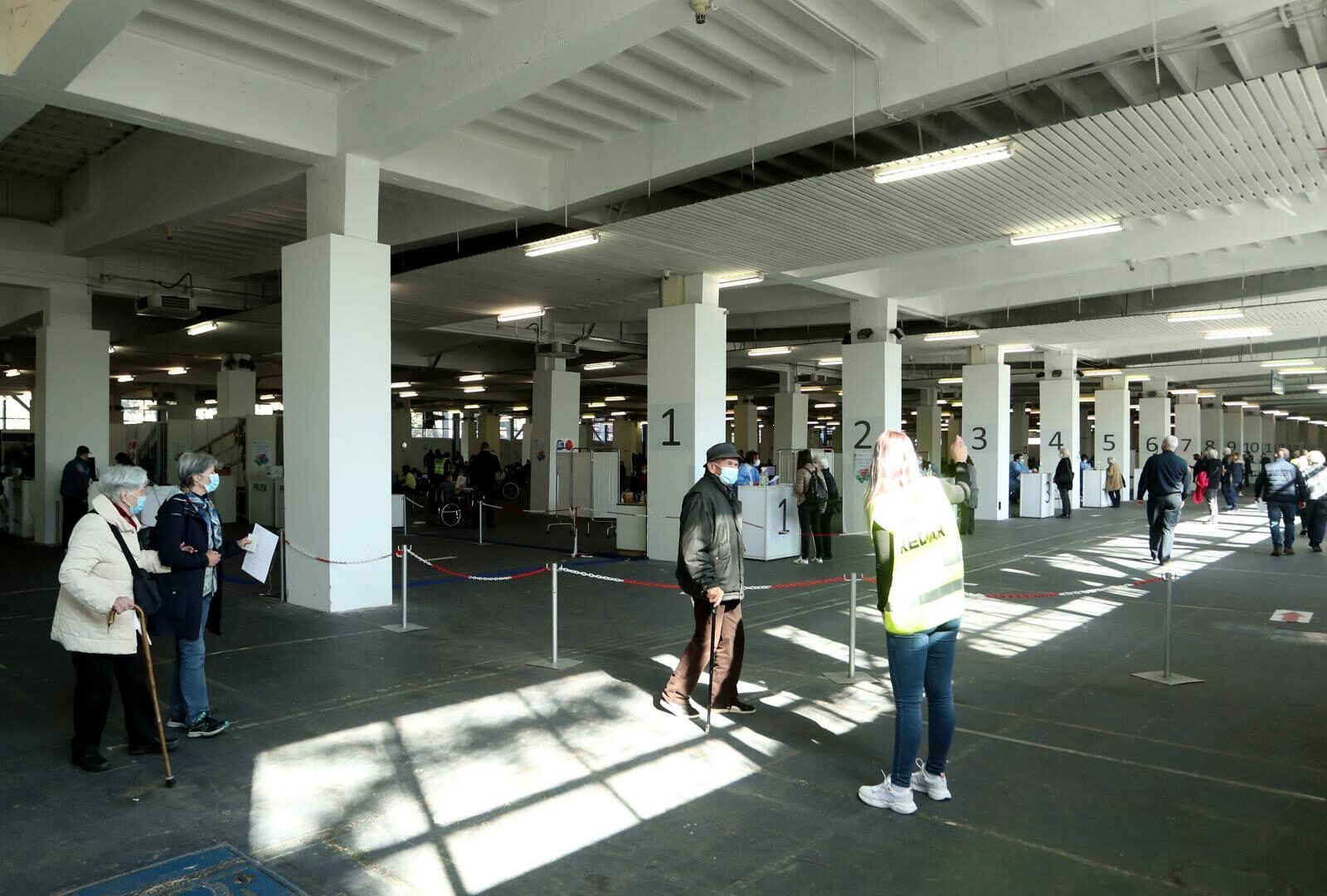 Zagreb: I dalje su velike gužve na Velesajmu zbog masovnog cijepljenja protiv COVID-a