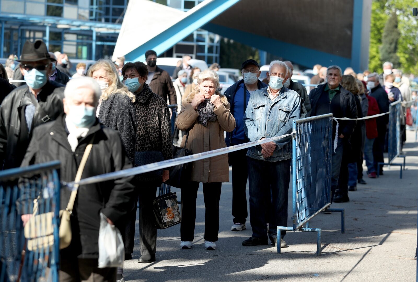 Zagreb: I dalje su velike gužve na Velesajmu zbog masovnog cijepljenja protiv COVID-a
