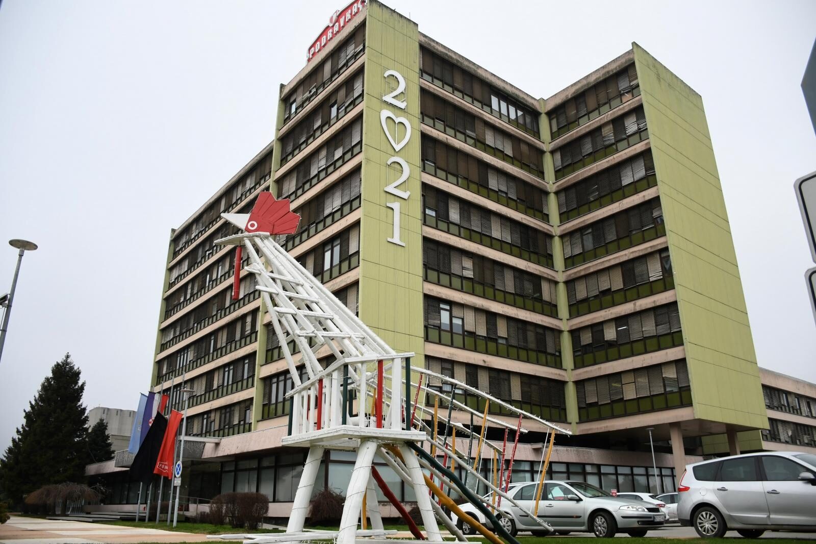 Koprivnica: Crna zastava na pola koplja ispred zgrade Podravke povodom smrti Marina Pucara