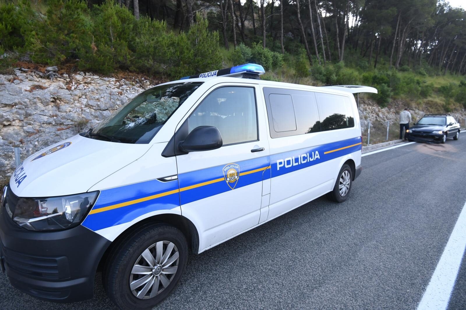 Automobil naletio na kamen koji je uslijed potresa pao na cestu kod Vrpolja