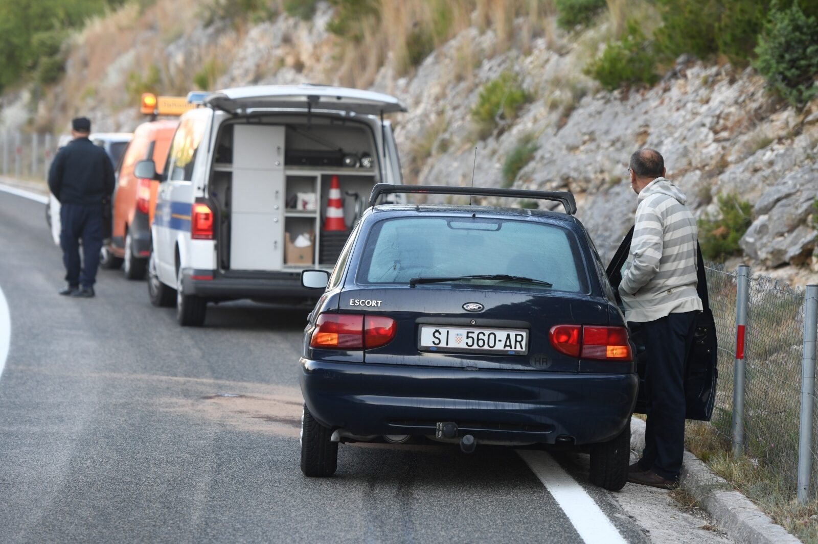 Automobil naletio na kamen koji je uslijed potresa pao na cestu kod Vrpolja