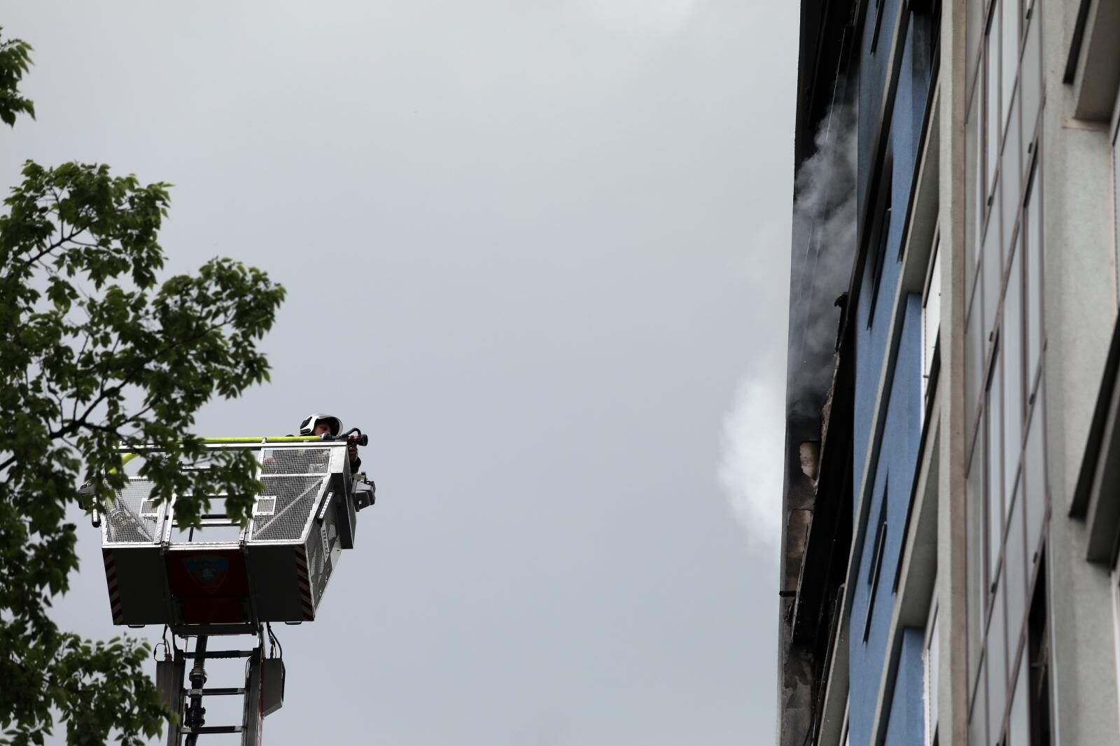 Zagreb: Veliki požar u zgradi u naselju Trnsko, stanari se evakuiraju