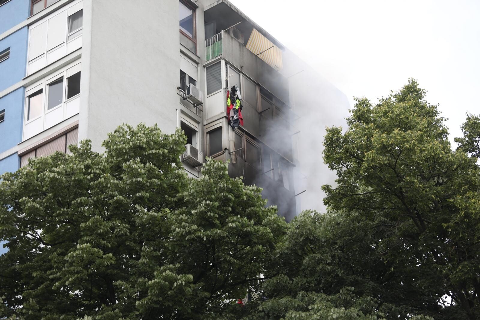 Zagreb: Veliki požar u zgradi u naselju Trnsko, stanari se evakuiraju