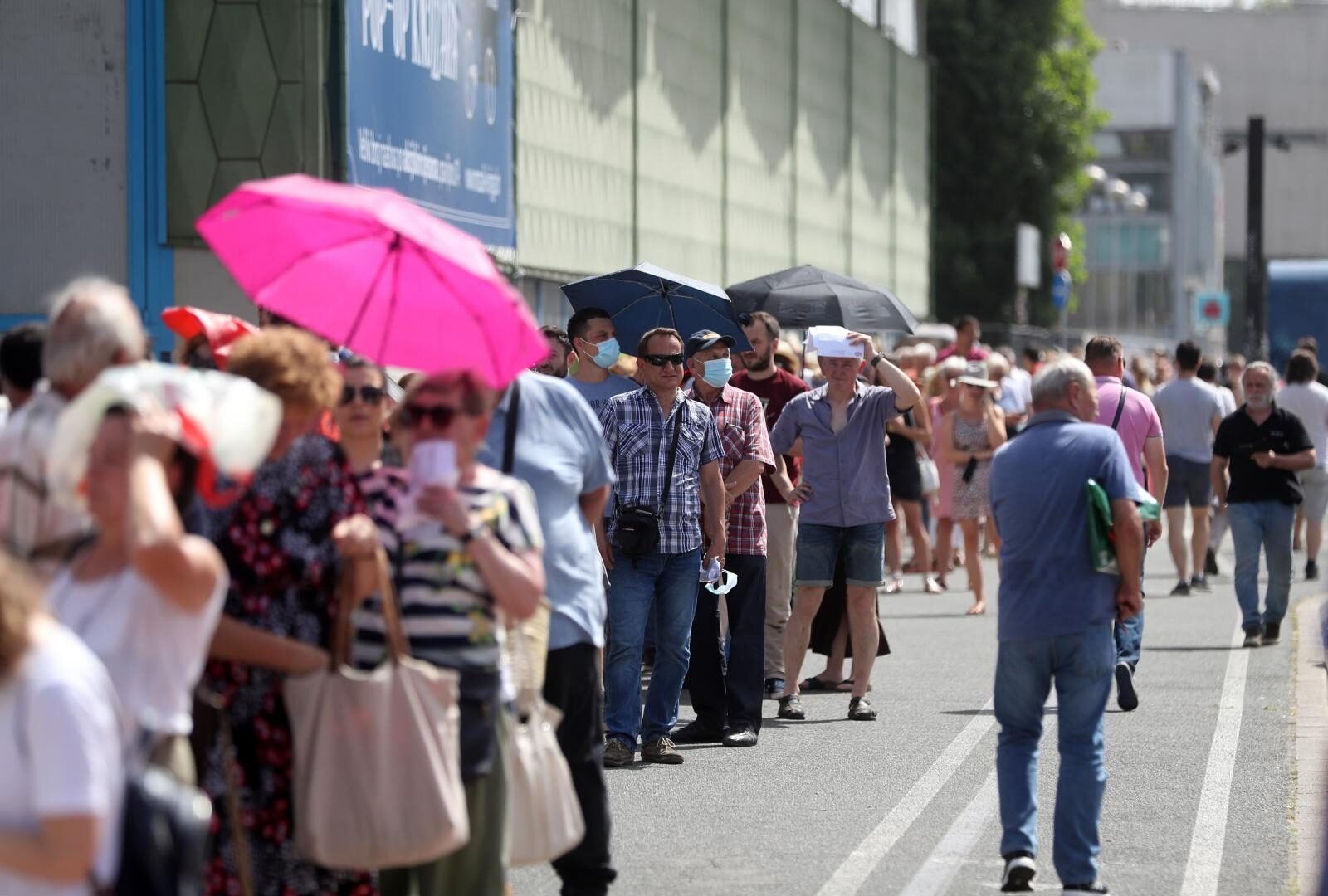 Zagreb: Tisuće ljudi na suncu ispred Velesajma čekaju u redu za cijepljenje protiv COVID-a