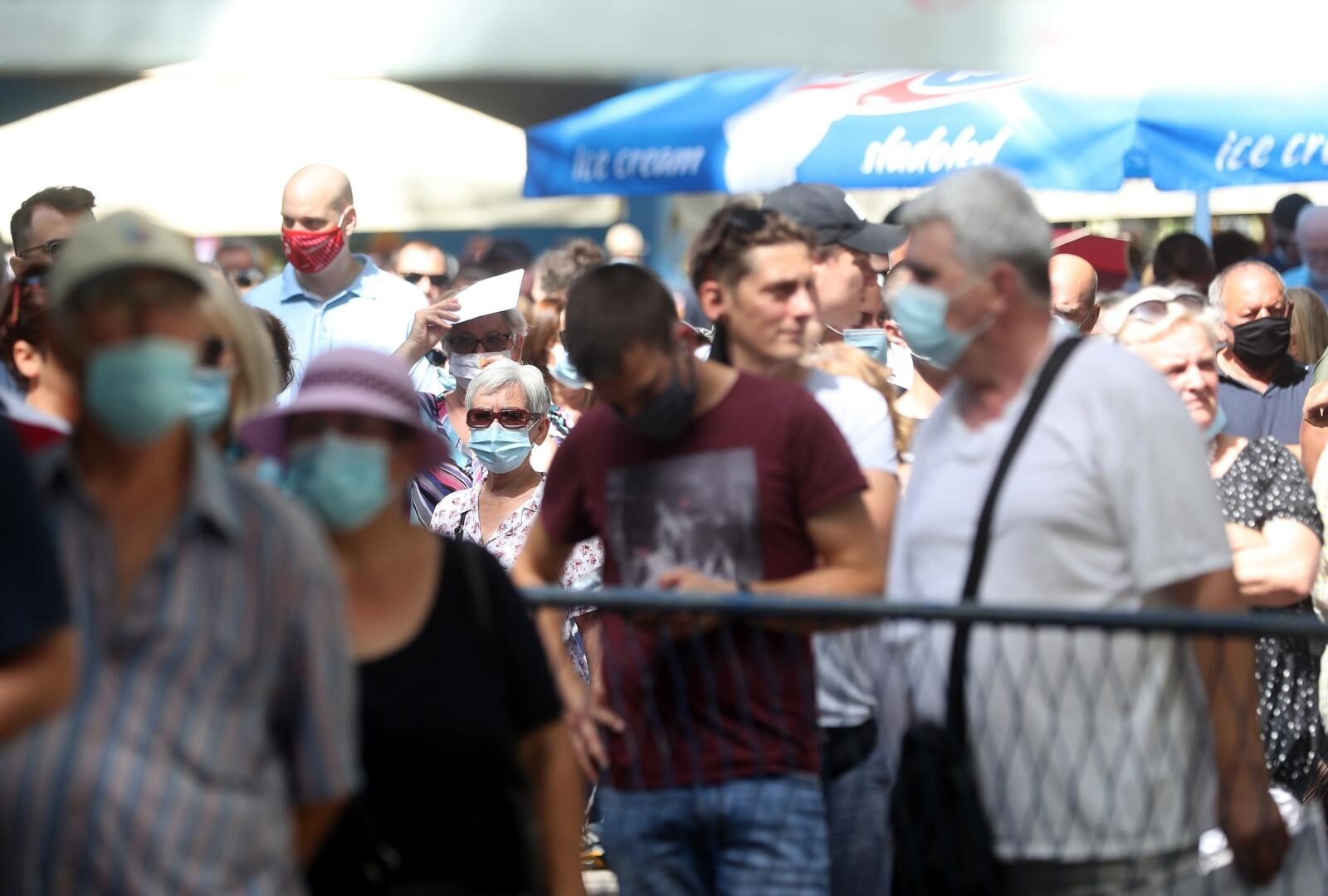 Zagreb: Tisuće ljudi na suncu ispred Velesajma čekaju u redu za cijepljenje protiv COVID-a