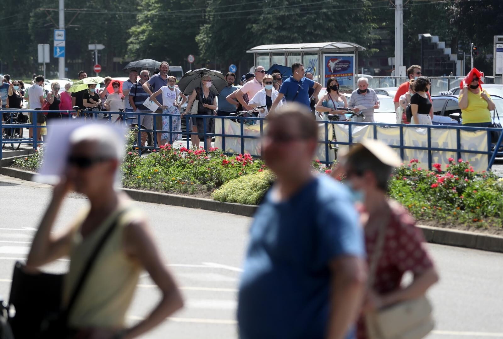 Zagreb: Tisuće ljudi na suncu ispred Velesajma čekaju u redu za cijepljenje protiv COVID-a