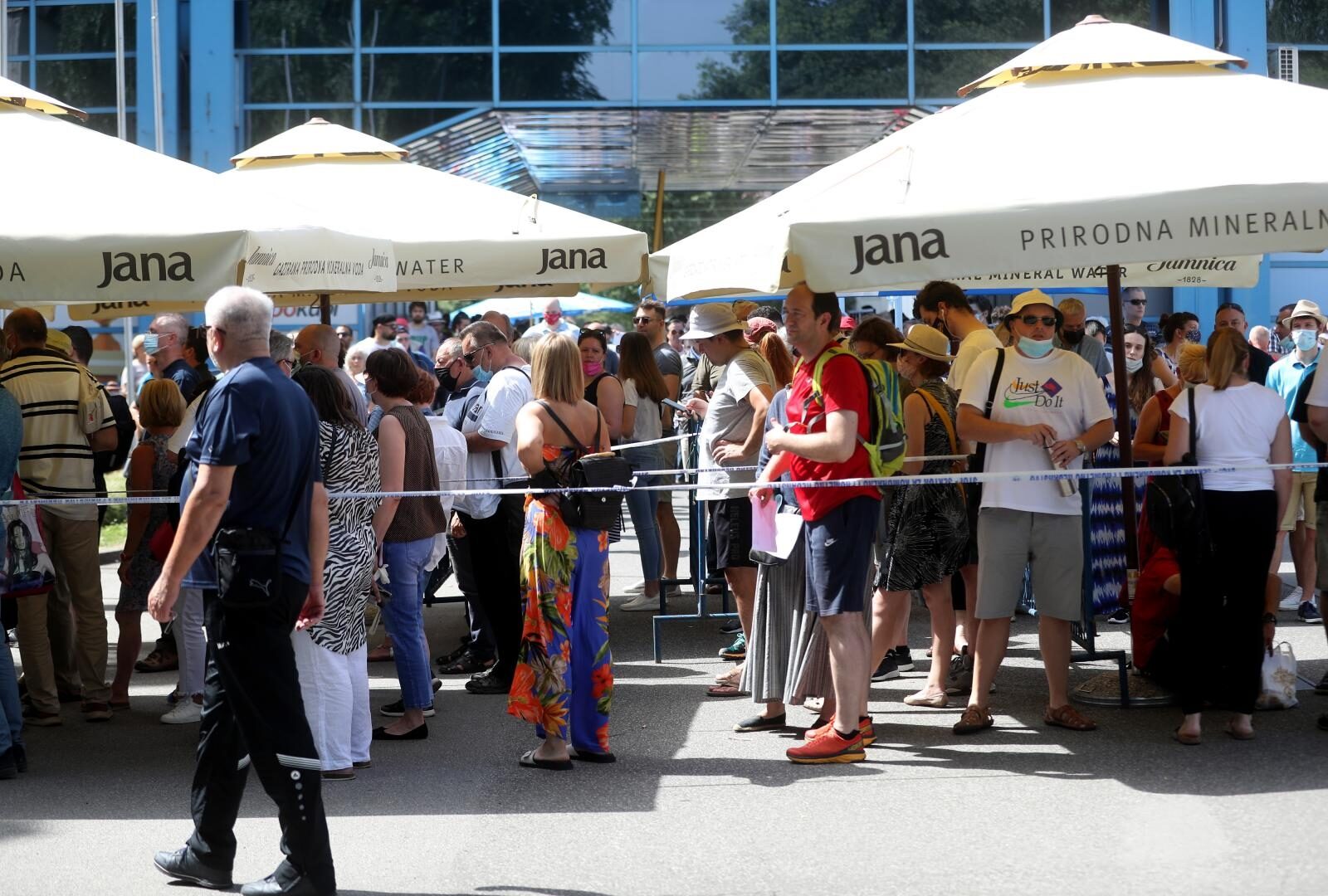 Zagreb: Tisuće ljudi na suncu ispred Velesajma čekaju u redu za cijepljenje protiv COVID-a