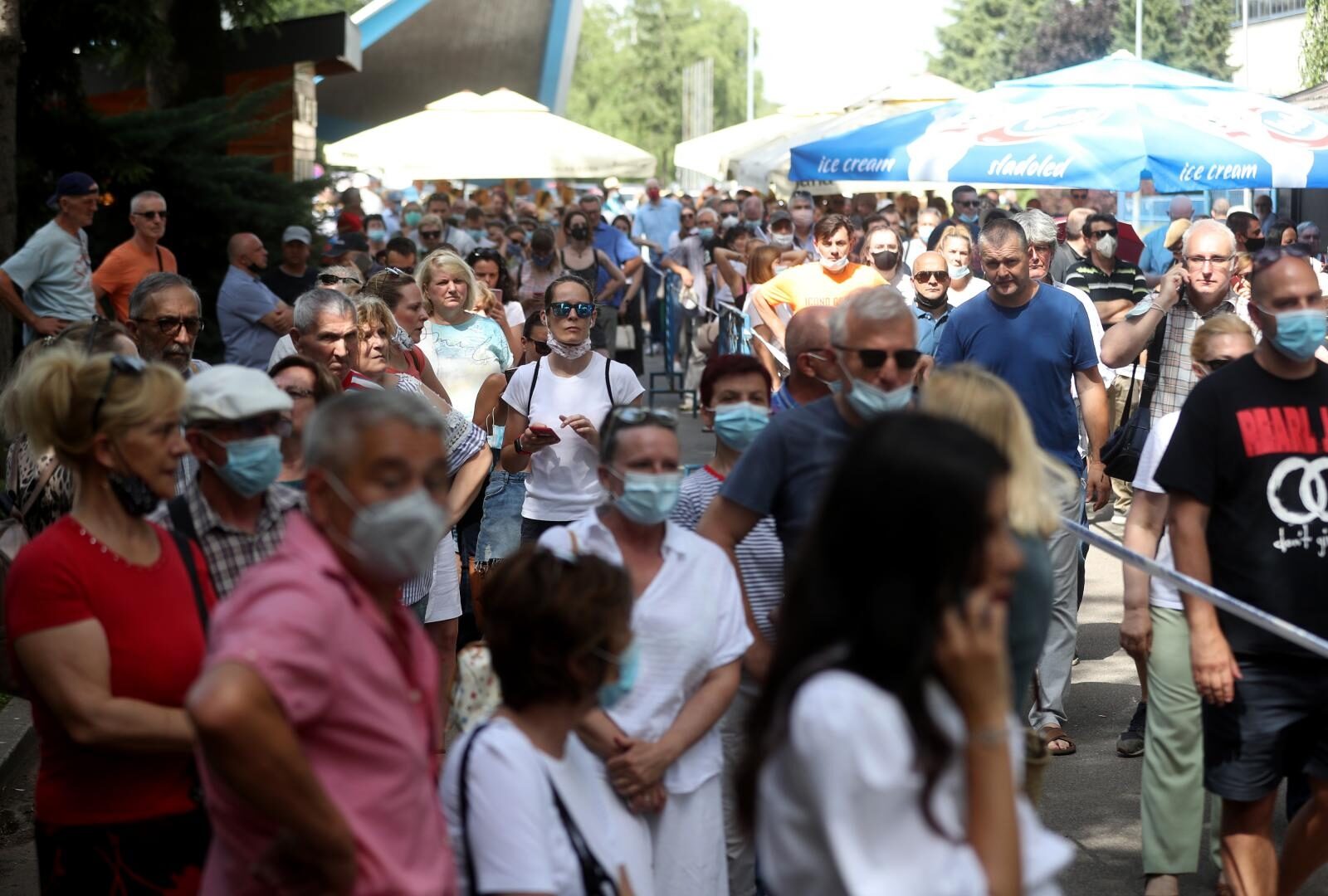 Zagreb: Tisuće ljudi na suncu ispred Velesajma čekaju u redu za cijepljenje protiv COVID-a