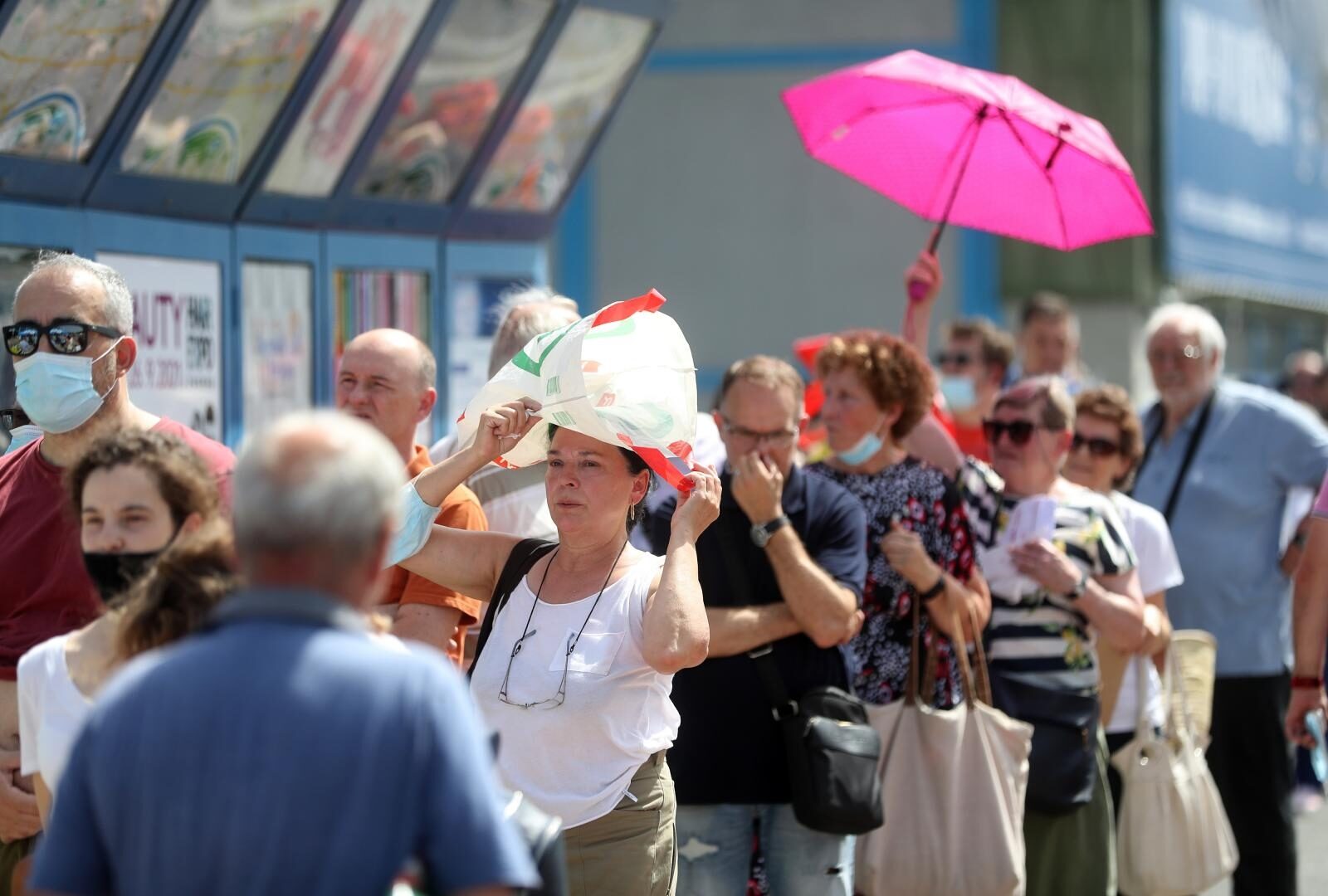 Zagreb: Tisuće ljudi na suncu ispred Velesajma čekaju u redu za cijepljenje protiv COVID-a