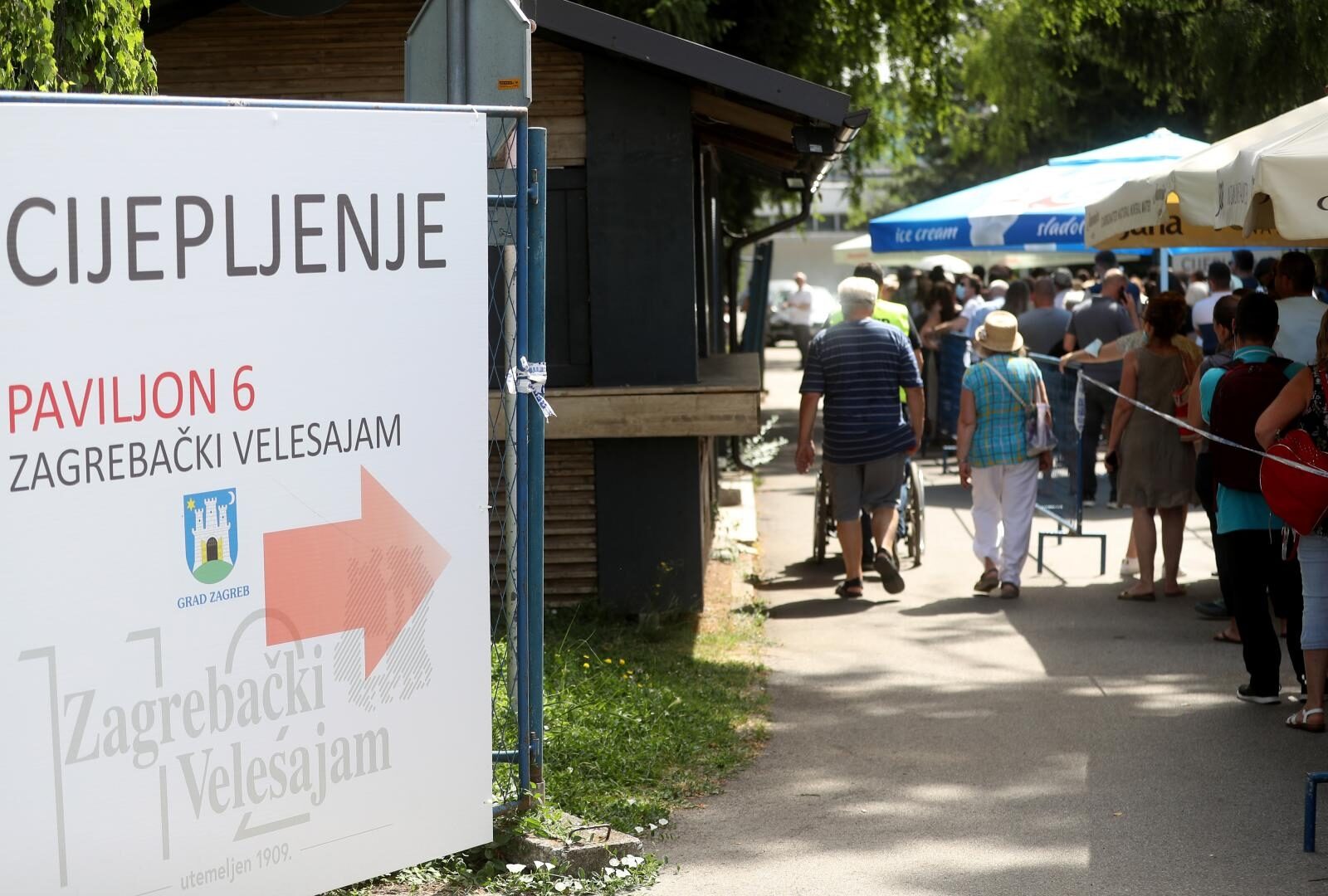 Zagreb: Tisuće ljudi na suncu ispred Velesajma čekaju u redu za cijepljenje protiv COVID-a
