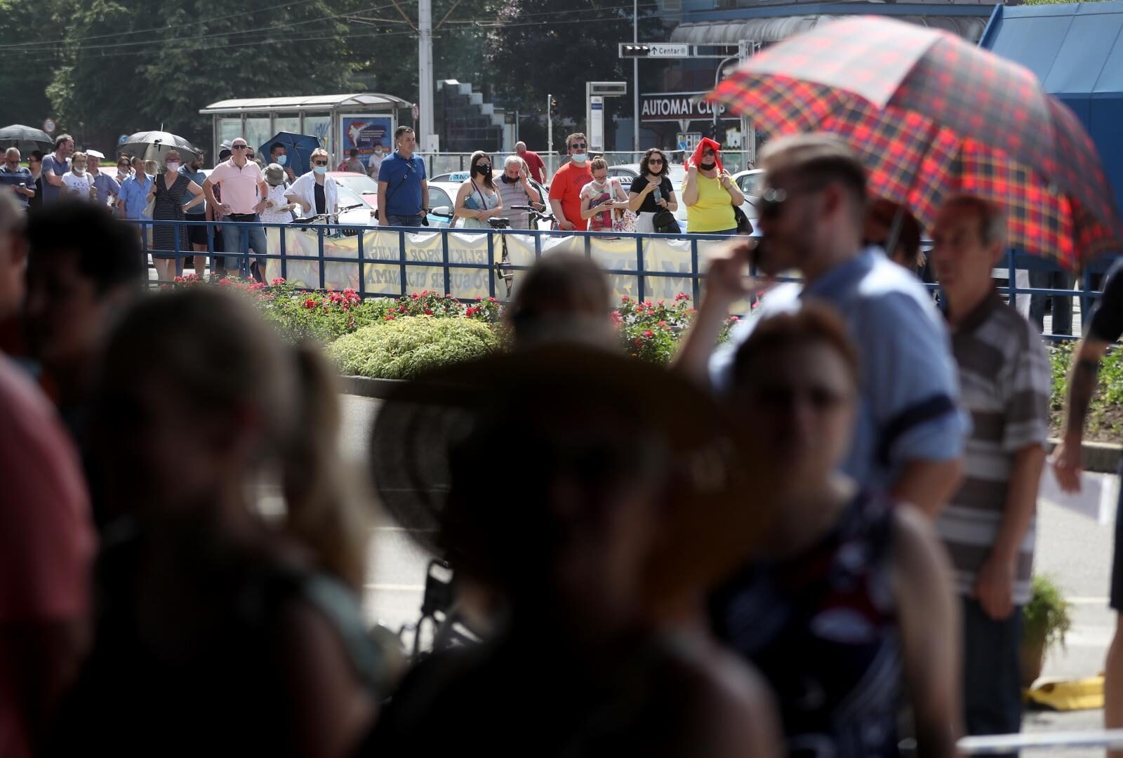 Zagreb: Tisuće ljudi na suncu ispred Velesajma čekaju u redu za cijepljenje protiv COVID-a